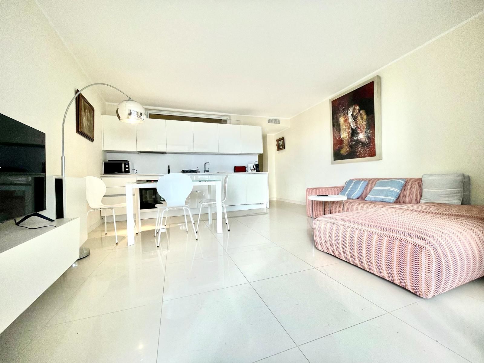 luxury apartment 3 Rooms for sale on CANNES (06400)