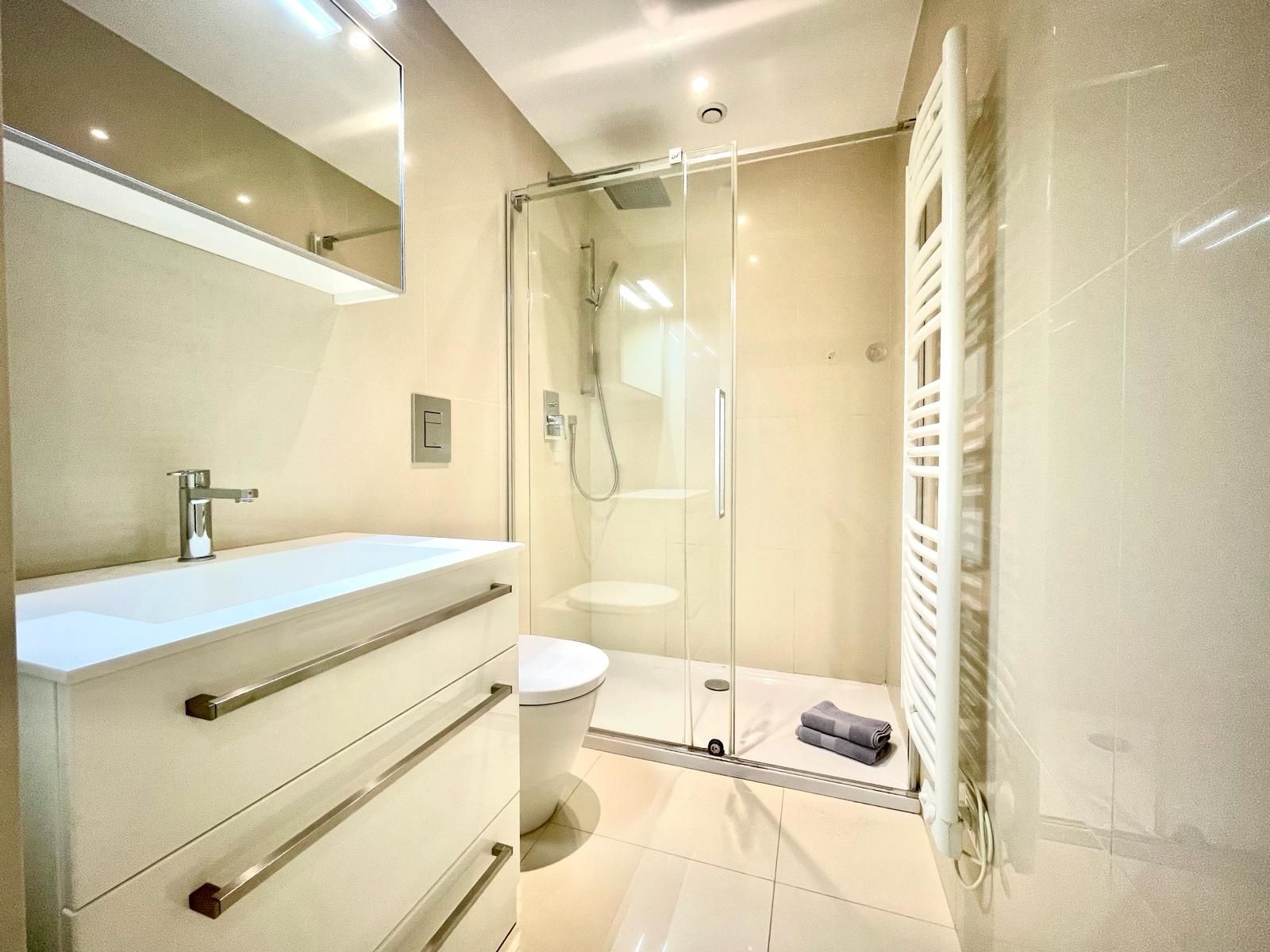 luxury apartment 3 Rooms for sale on CANNES (06400)