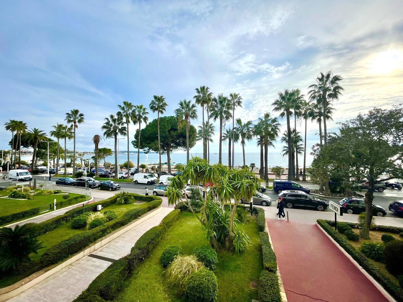 luxury apartment 3 Rooms for sale on CANNES (06400)