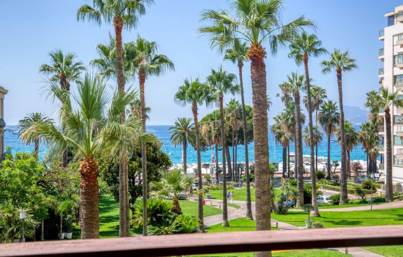 luxury apartment 3 Rooms for sale on CANNES (06400)