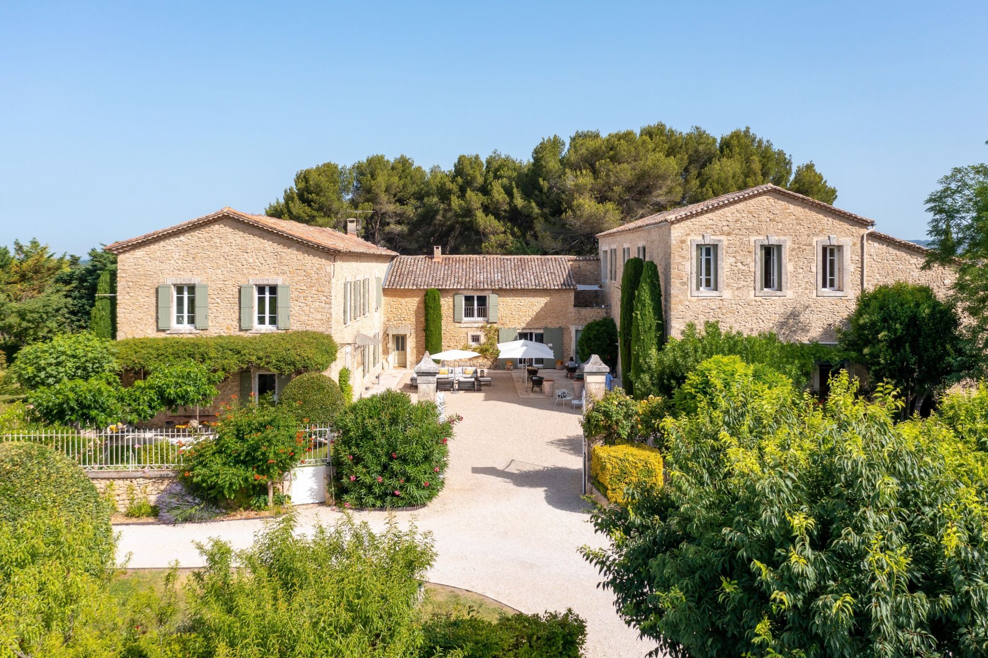 luxury house 21 Rooms for sale on LAGNES (84800)