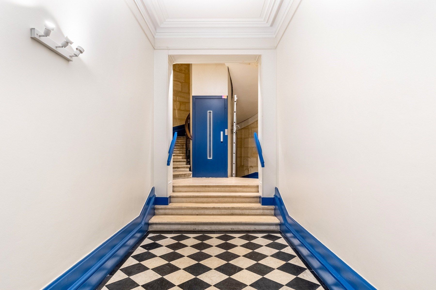 luxury apartment 4 Rooms for sale on BORDEAUX (33000)