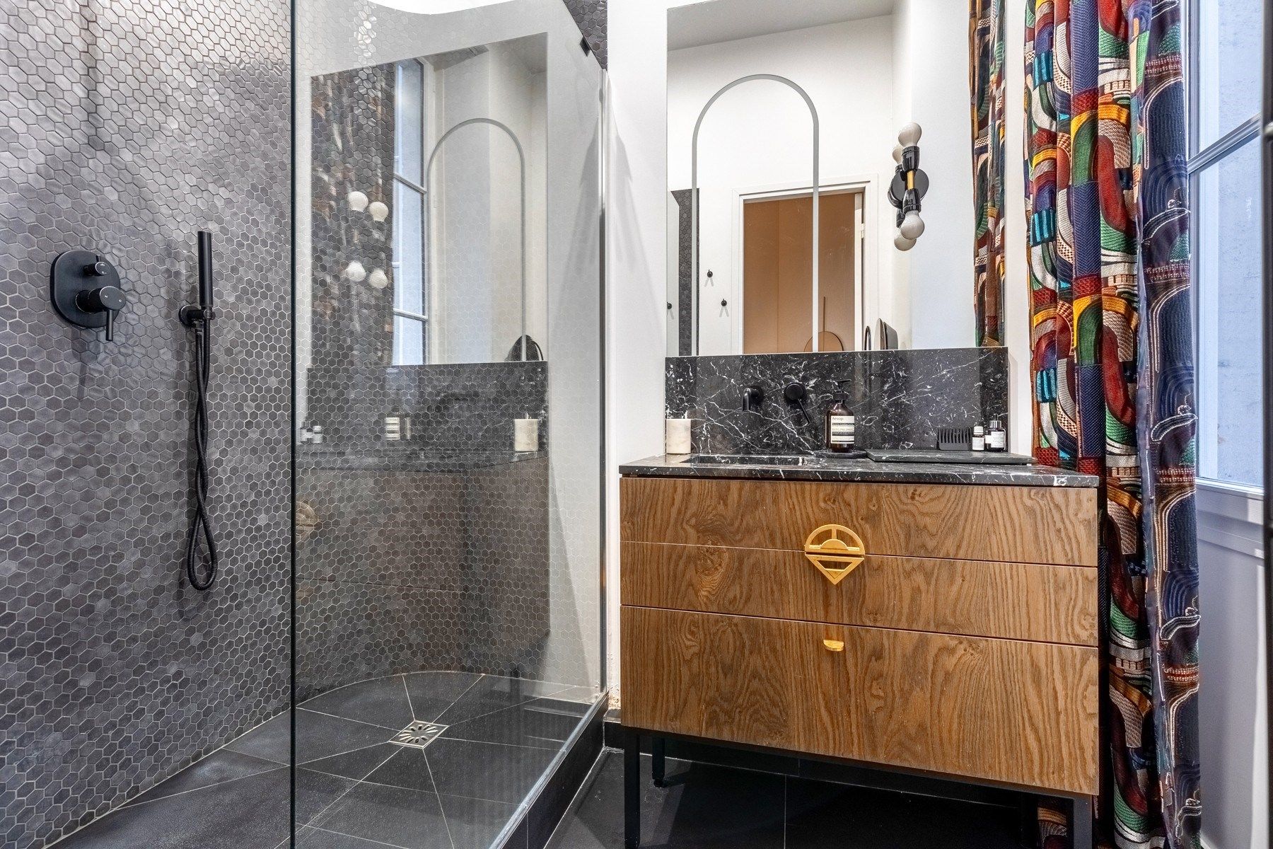 luxury apartment 4 Rooms for sale on BORDEAUX (33000)