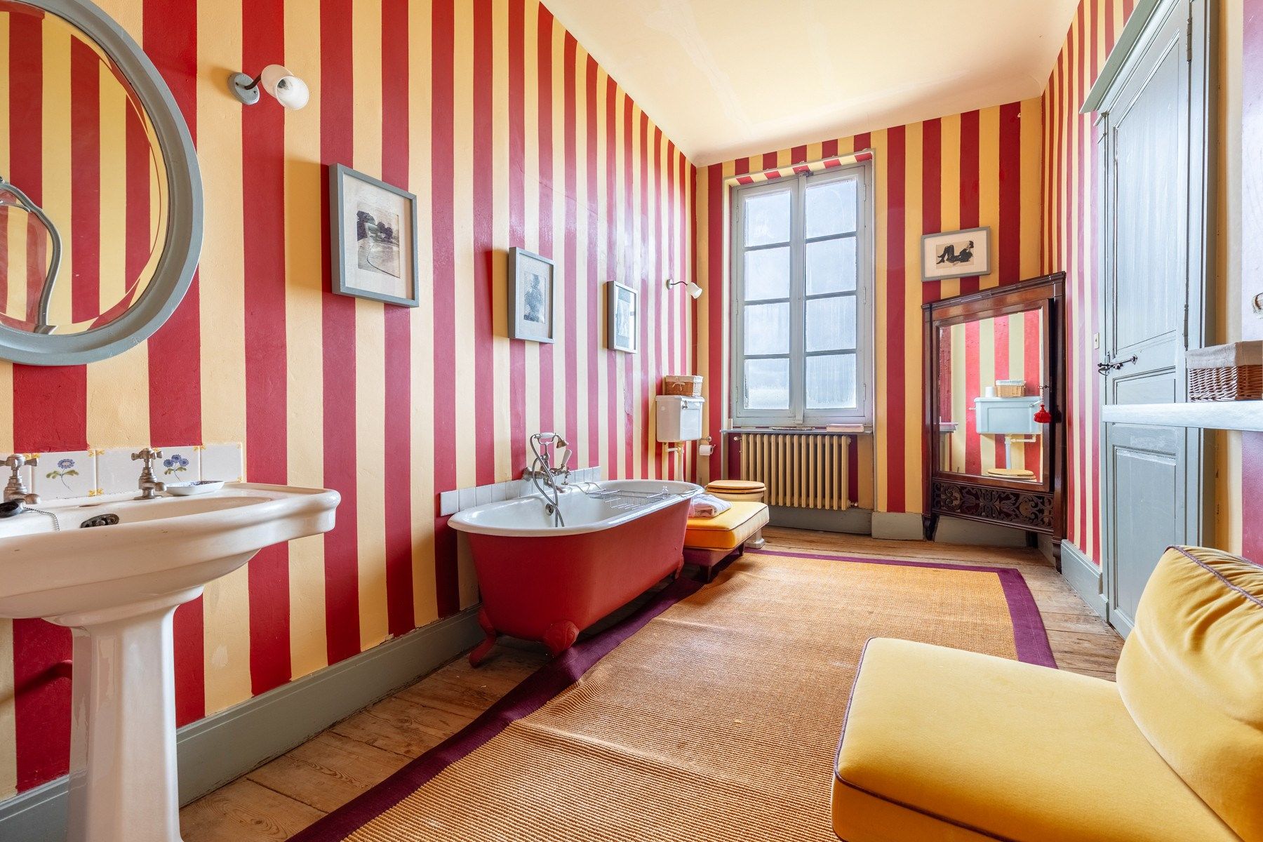 luxury property 20 Rooms for sale on BORDEAUX (33000)