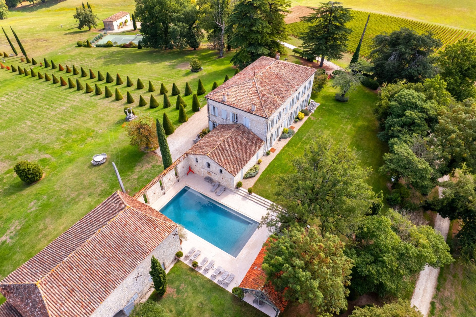 luxury property 20 Rooms for sale on BORDEAUX (33000)