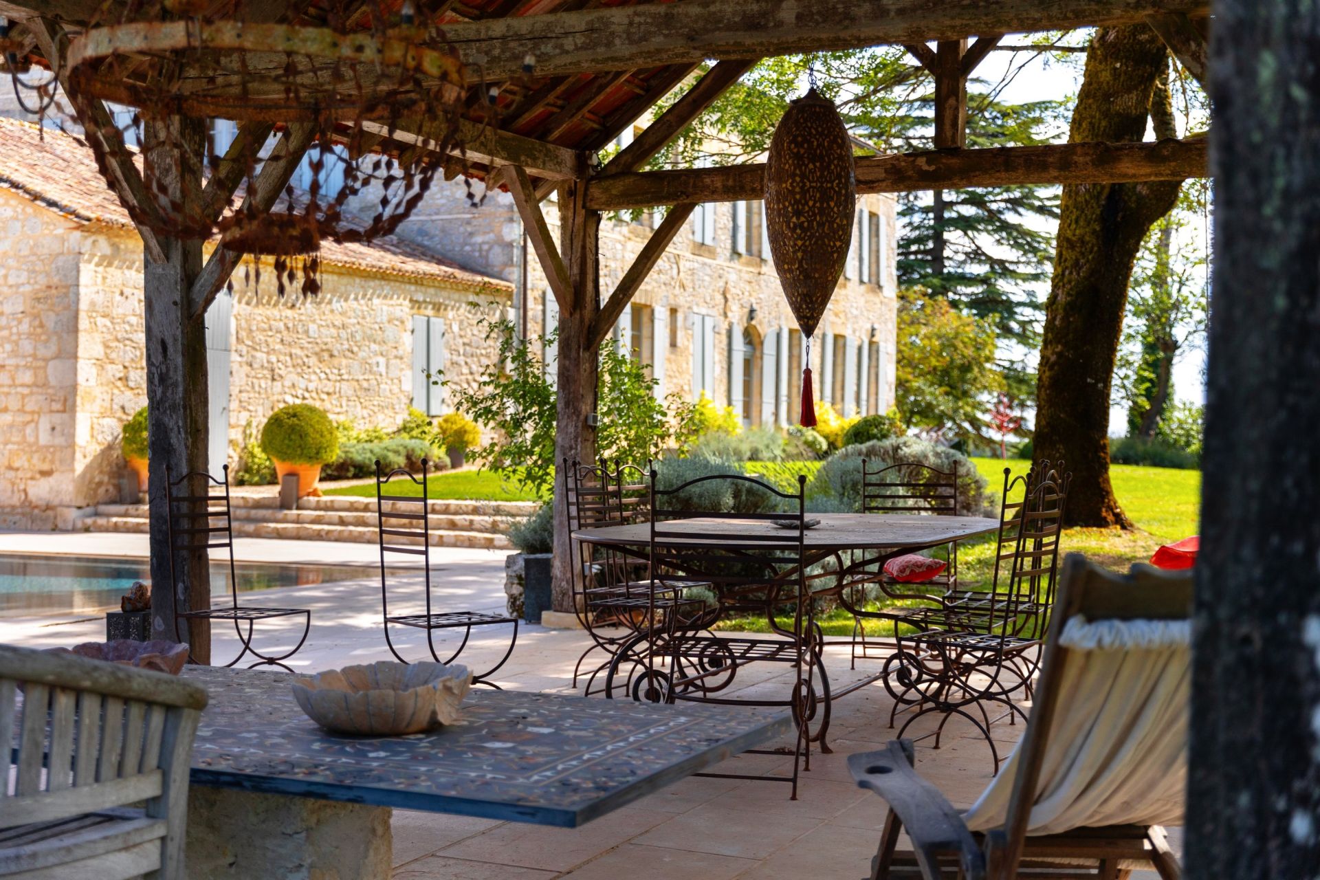 luxury property 20 Rooms for sale on BORDEAUX (33000)