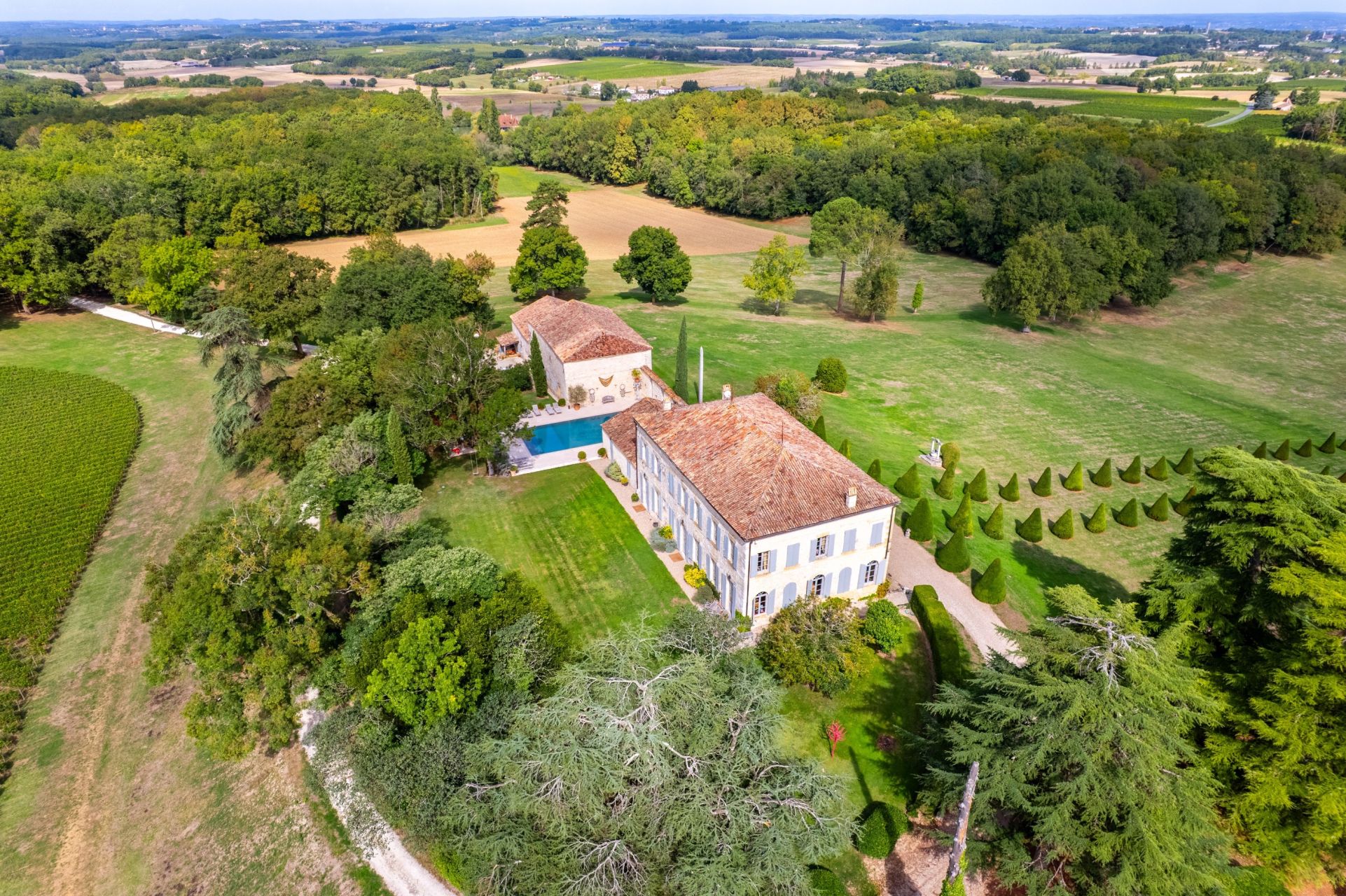 luxury property 20 Rooms for sale on BORDEAUX (33000)