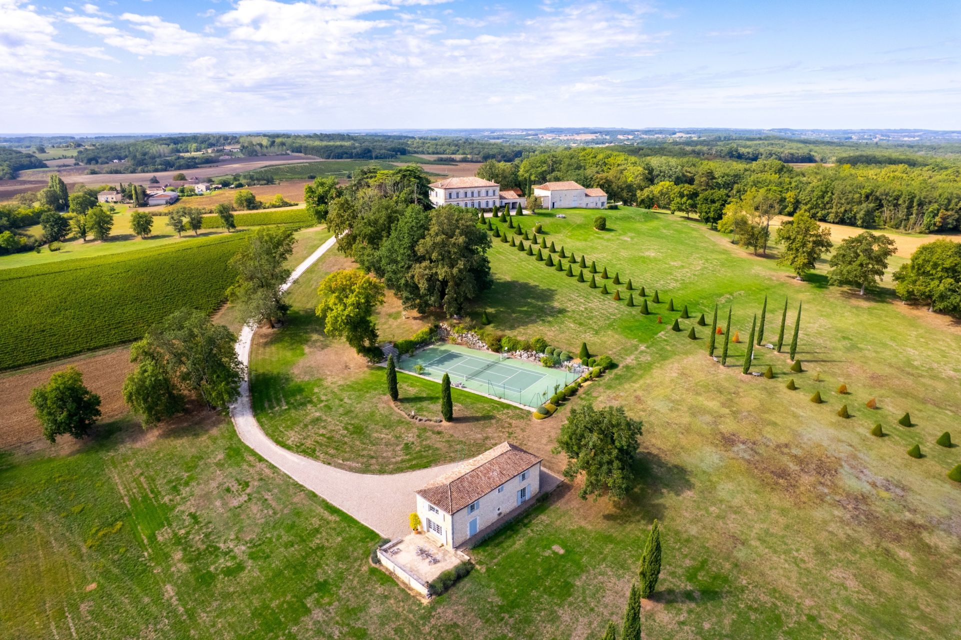 luxury property 20 Rooms for sale on BORDEAUX (33000)