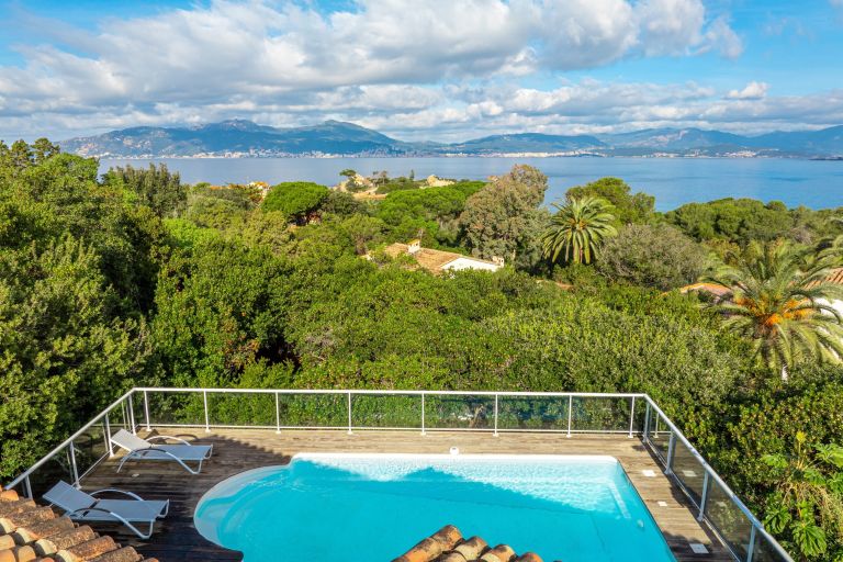 luxury villa 6 Rooms for sale on PIETROSELLA (20166)