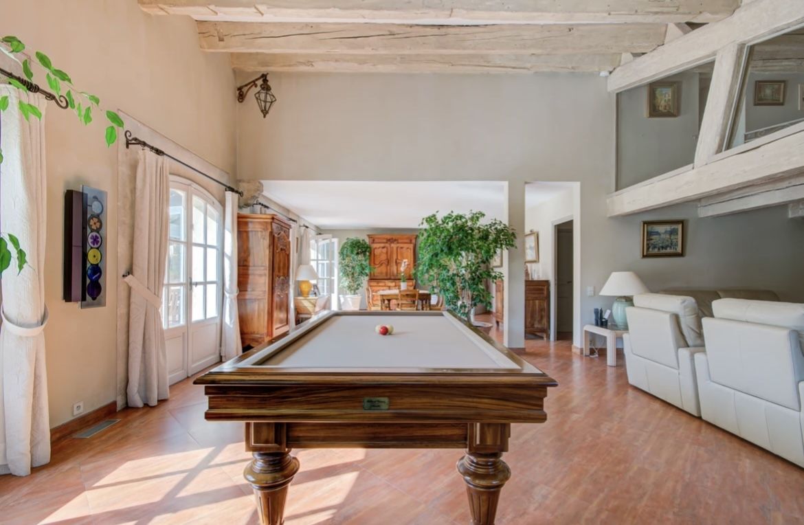 luxury villa 10 Rooms for sale on AUBAGNE (13400)