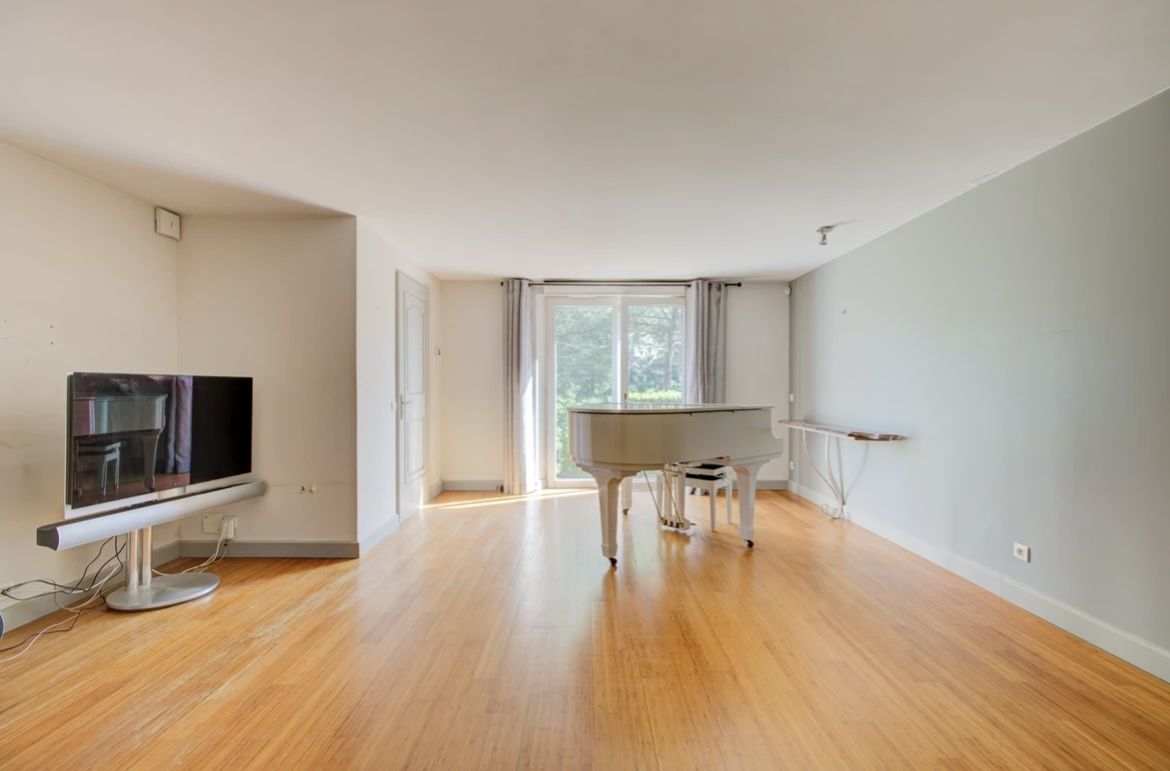 luxury villa 10 Rooms for sale on AUBAGNE (13400)