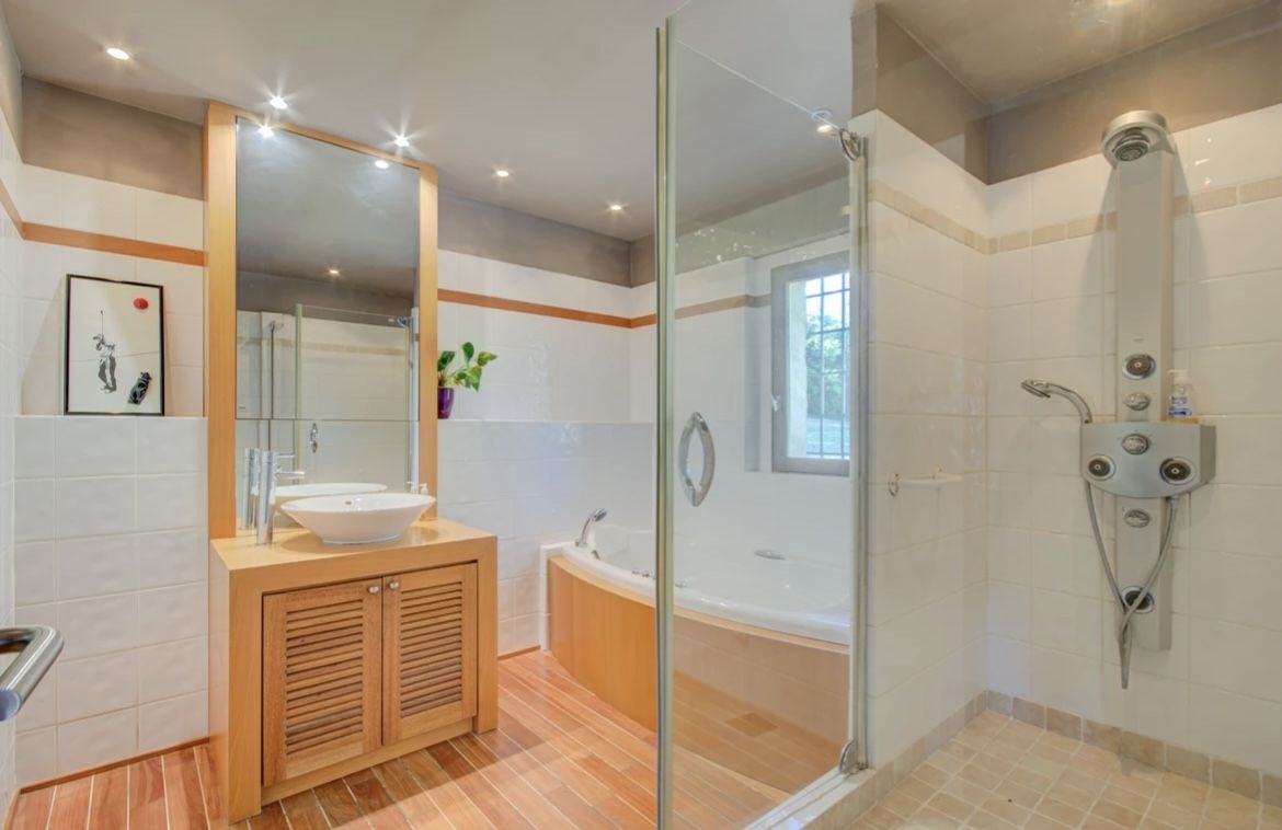 luxury villa 10 Rooms for sale on AUBAGNE (13400)