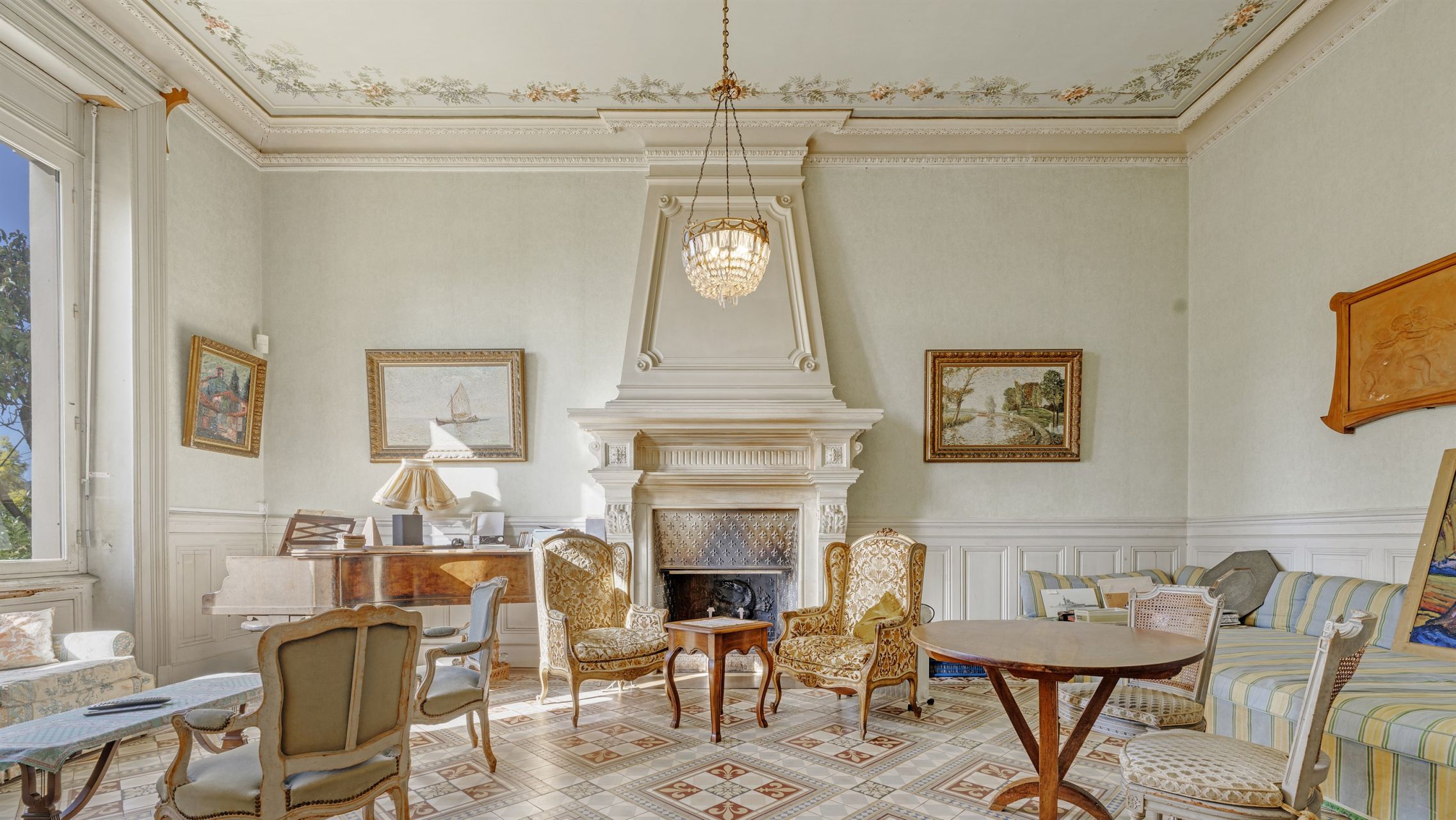 mansion 9 Rooms for sale on LA CROIX VALMER (83420)