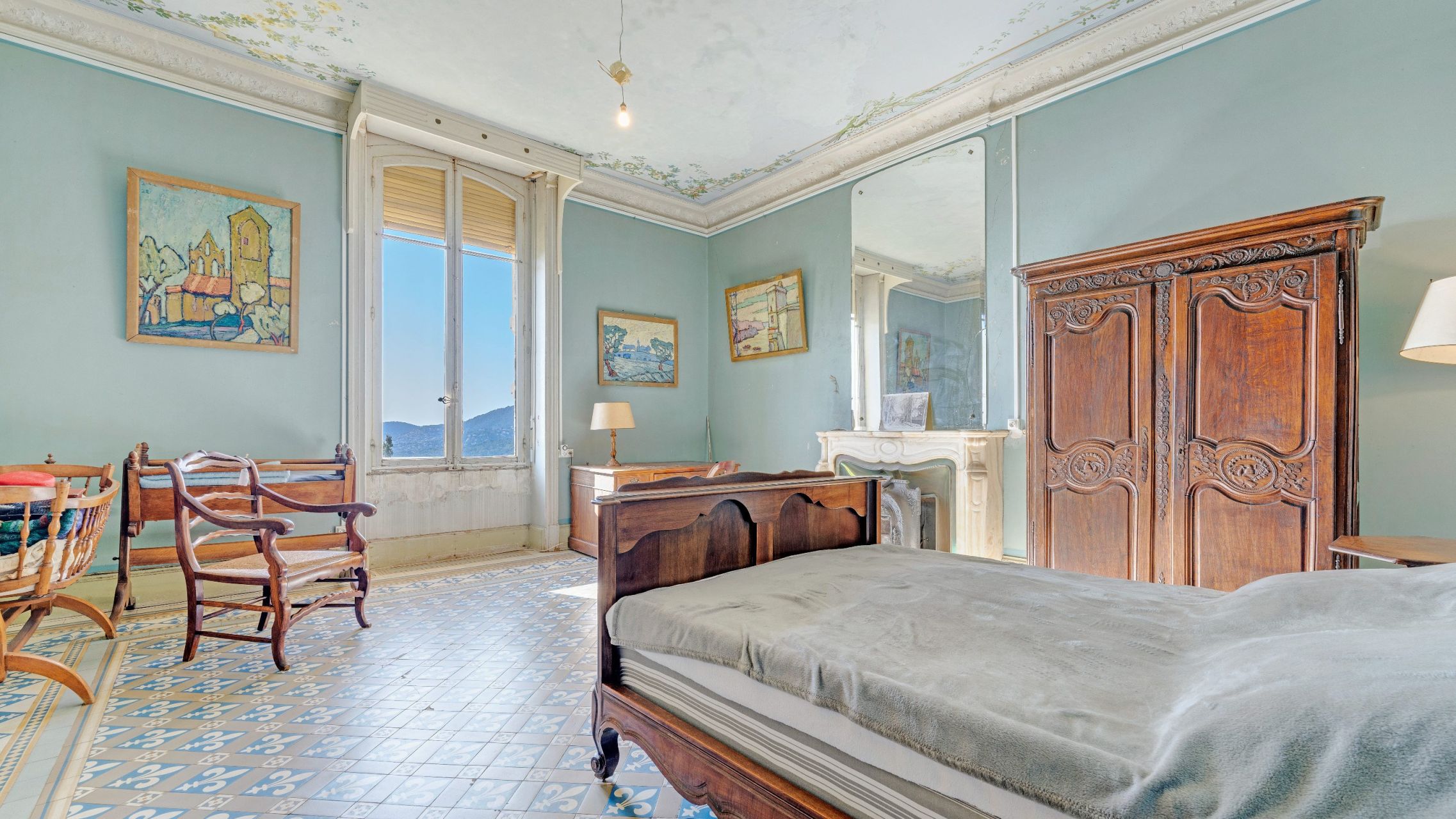 mansion 9 Rooms for sale on LA CROIX VALMER (83420)