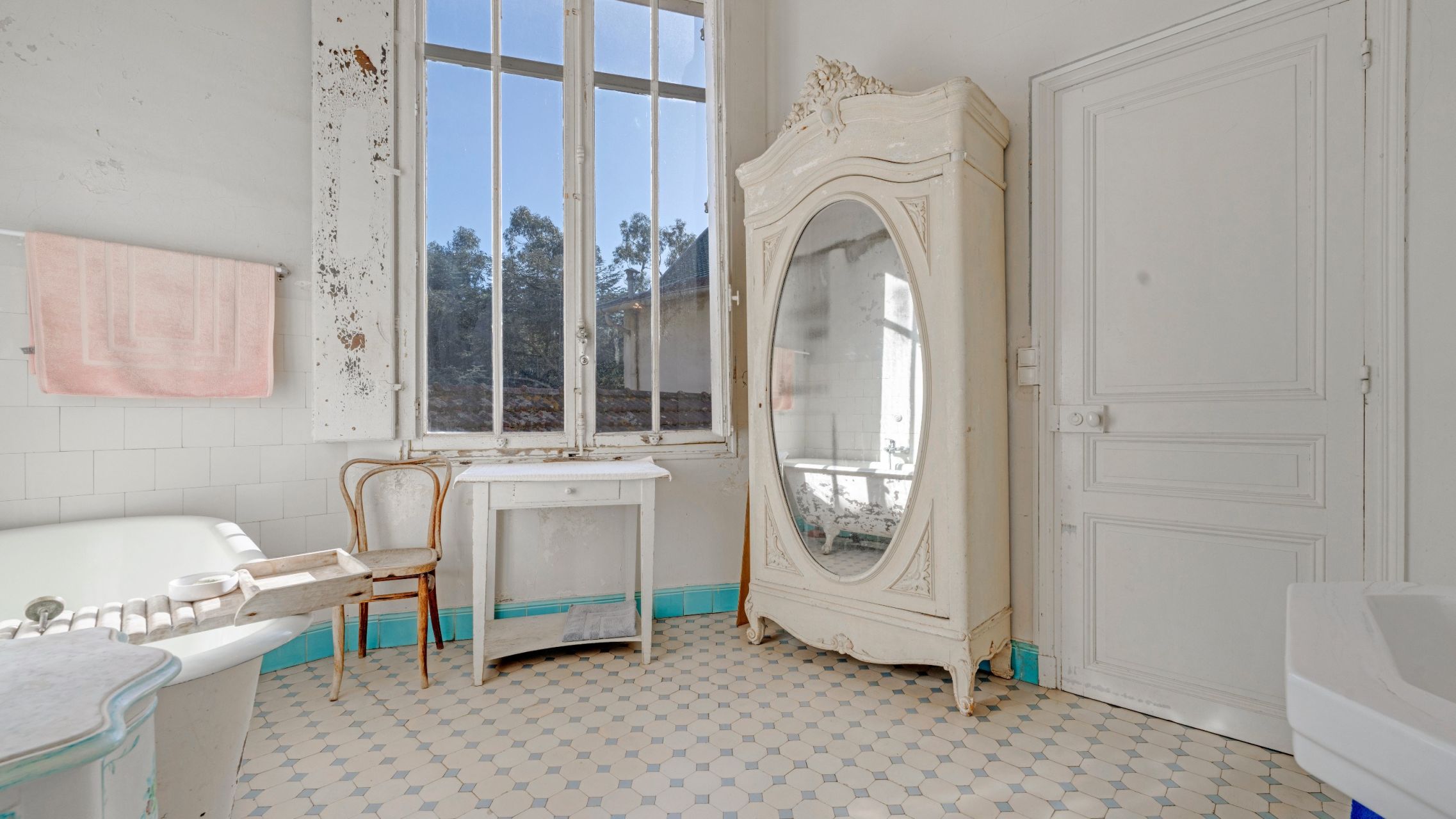 mansion 9 Rooms for sale on LA CROIX VALMER (83420)