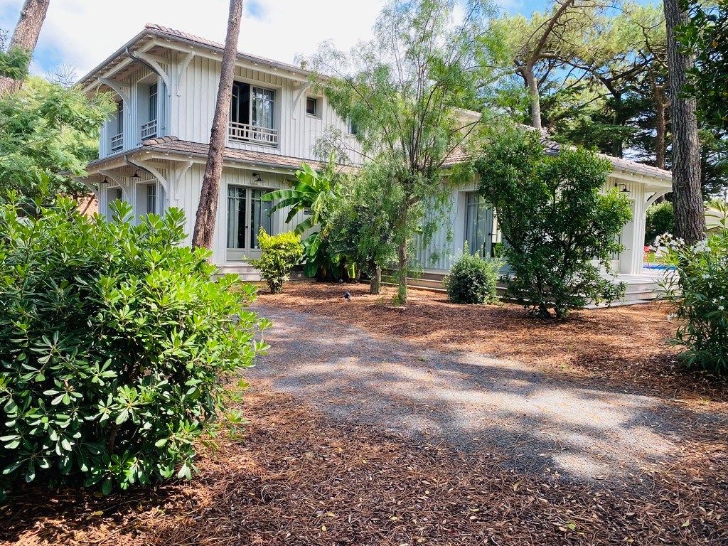 luxury house 6 Rooms for sale on CAP FERRET (33970)