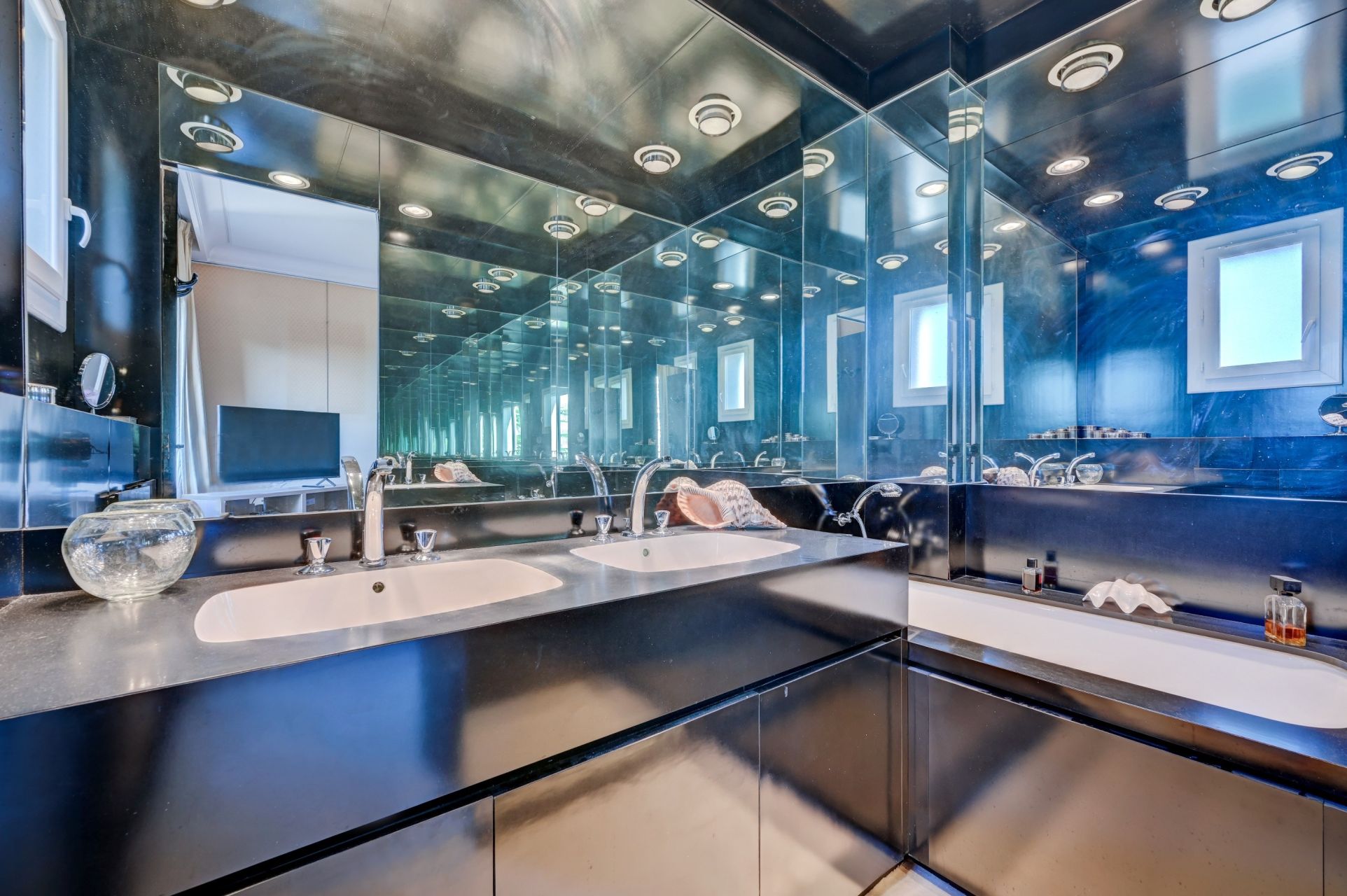 luxury apartment 7 Rooms for sale on MARSEILLE (13008)