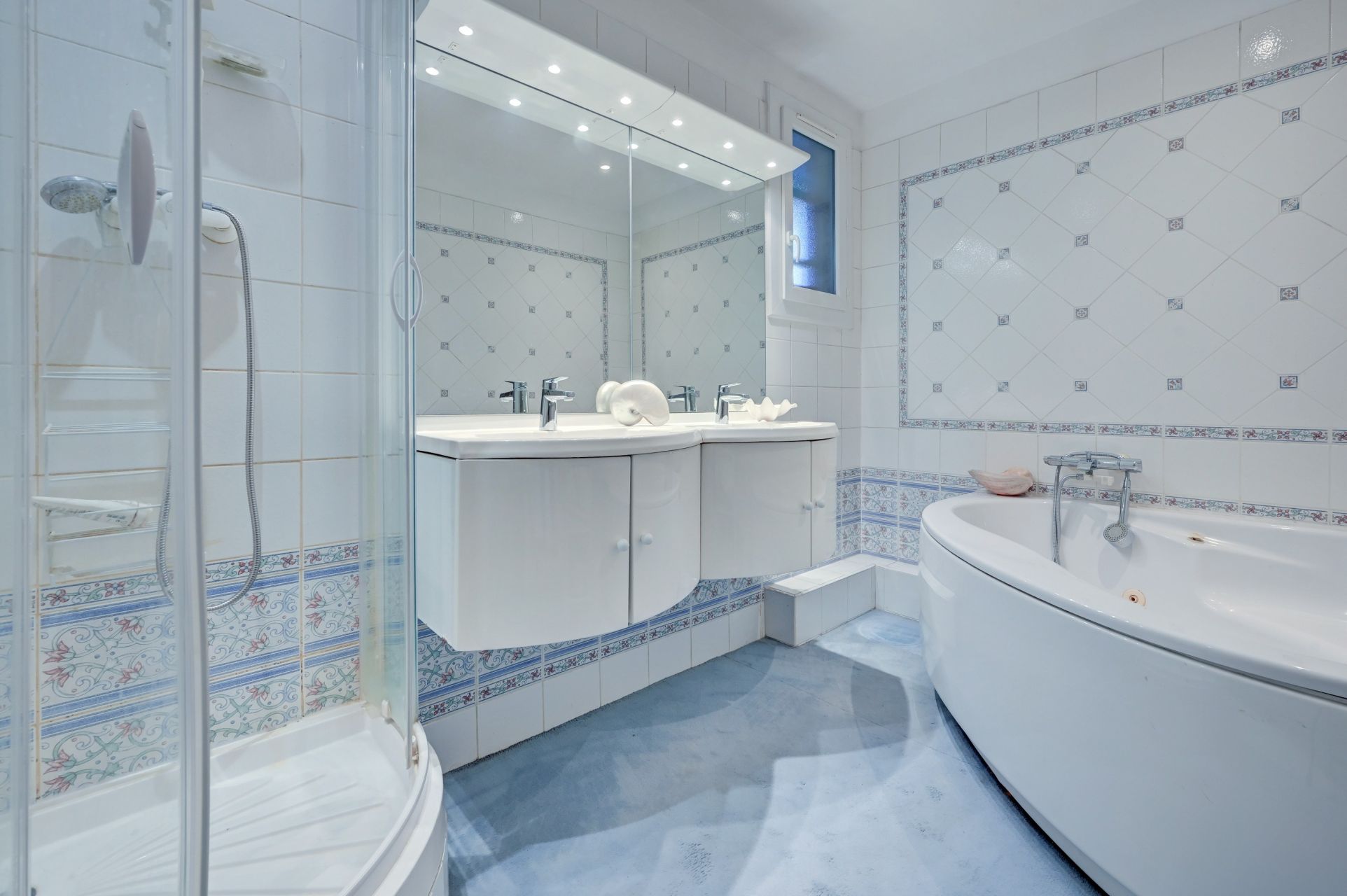 luxury apartment 7 Rooms for sale on MARSEILLE (13008)