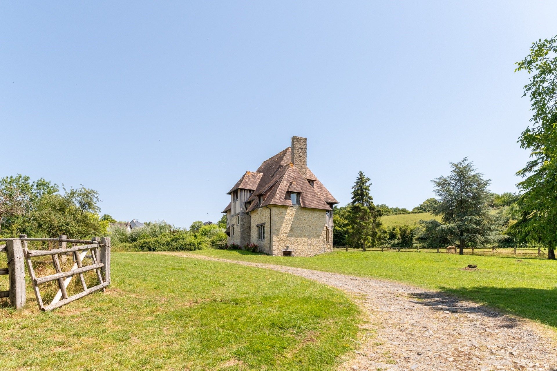 luxury house 8 Rooms for sale on BEAUMONT EN AUGE (14950)