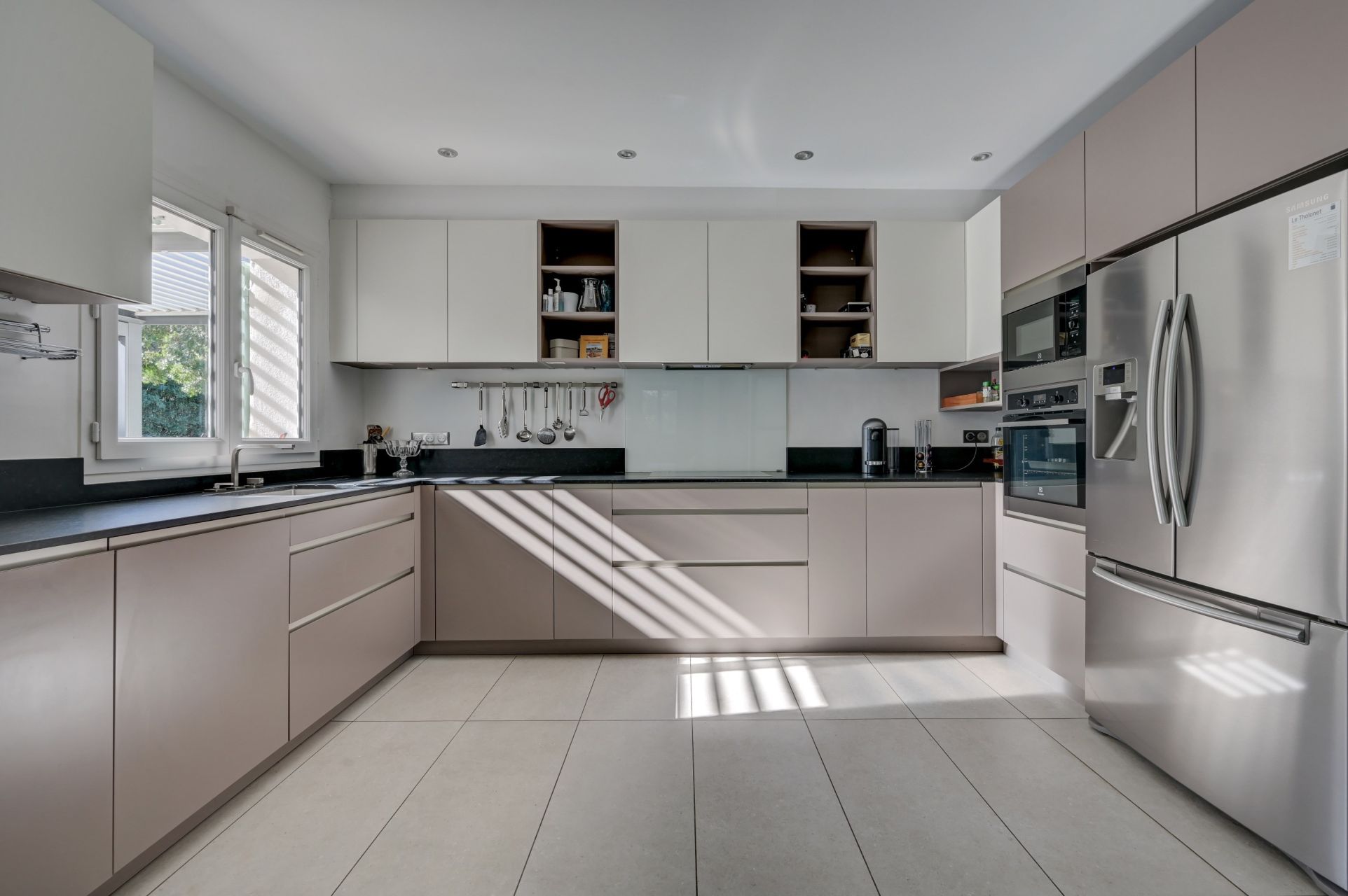 luxury house 8 Rooms for sale on AIX EN PROVENCE (13100)