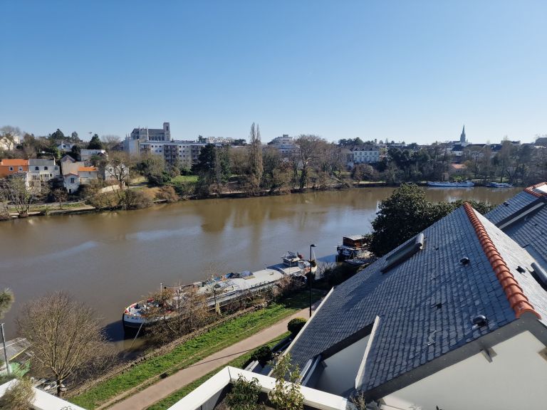 luxury apartment 4 Rooms for sale on NANTES (44000)