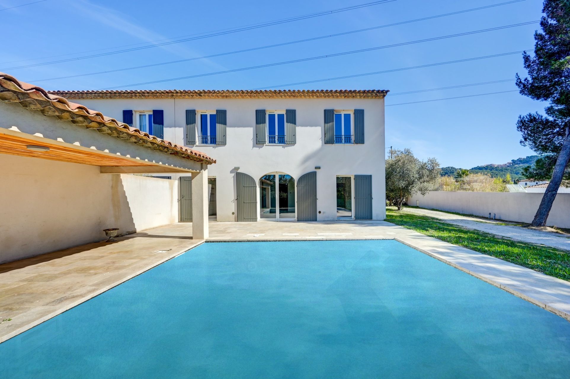 luxury house 5 Rooms for sale on VENTABREN (13122)