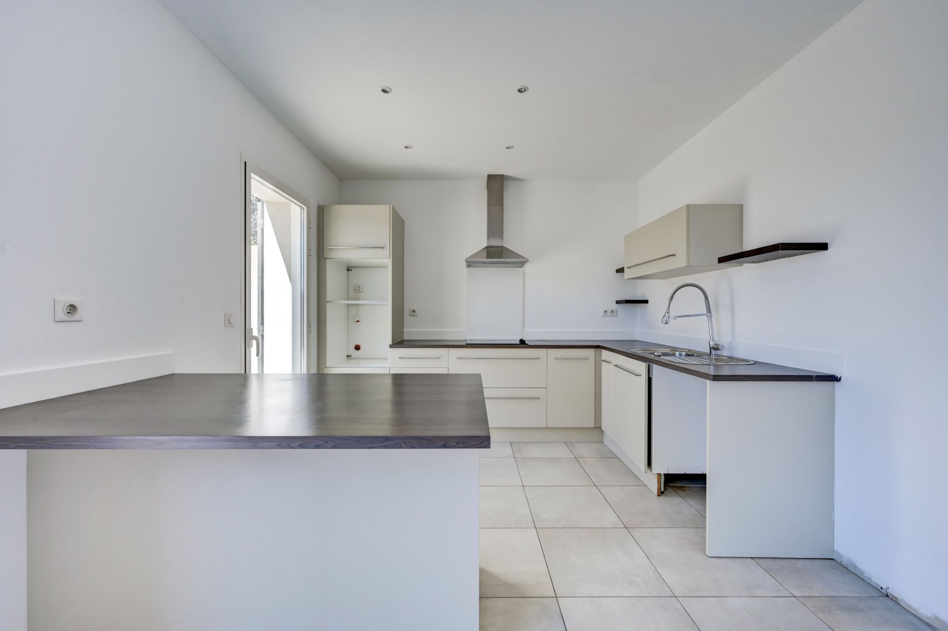 luxury house 5 Rooms for sale on VENTABREN (13122)