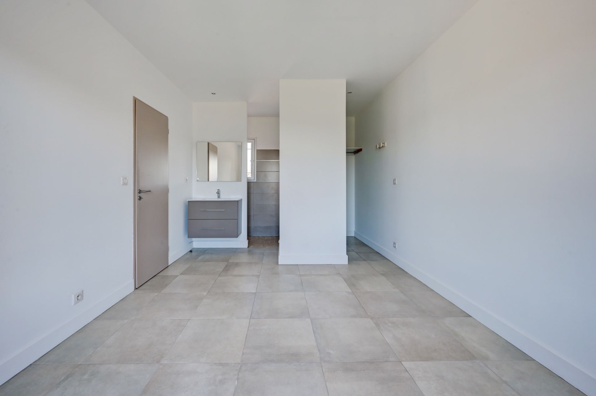 luxury house 5 Rooms for sale on VENTABREN (13122)