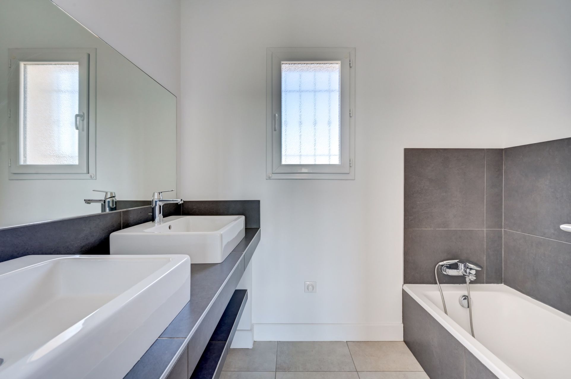 luxury house 5 Rooms for sale on VENTABREN (13122)