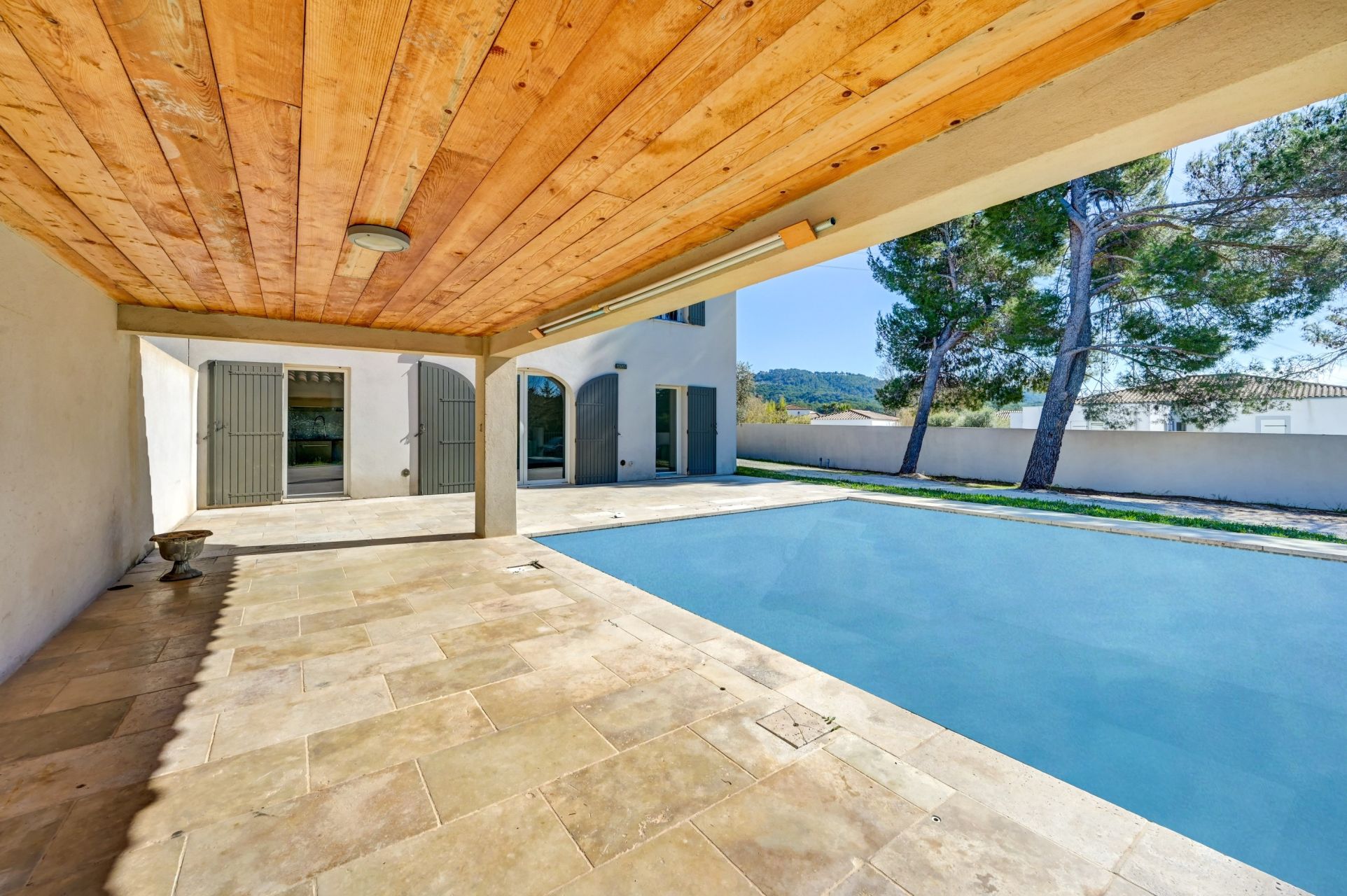 luxury house 5 Rooms for sale on VENTABREN (13122)