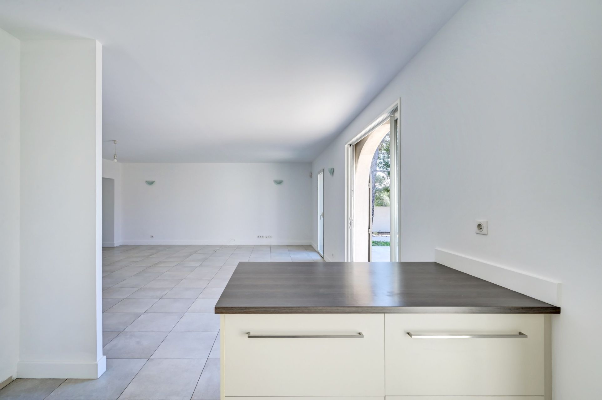 luxury house 5 Rooms for sale on VENTABREN (13122)