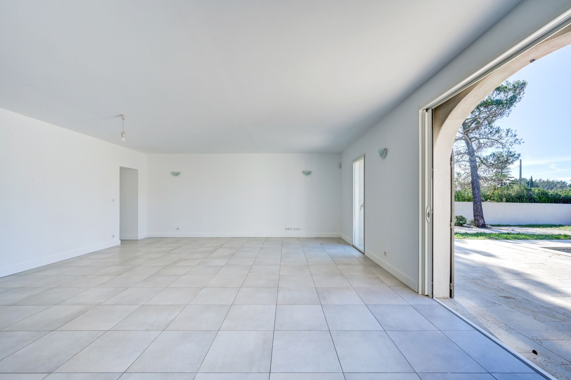 luxury house 5 Rooms for sale on VENTABREN (13122)