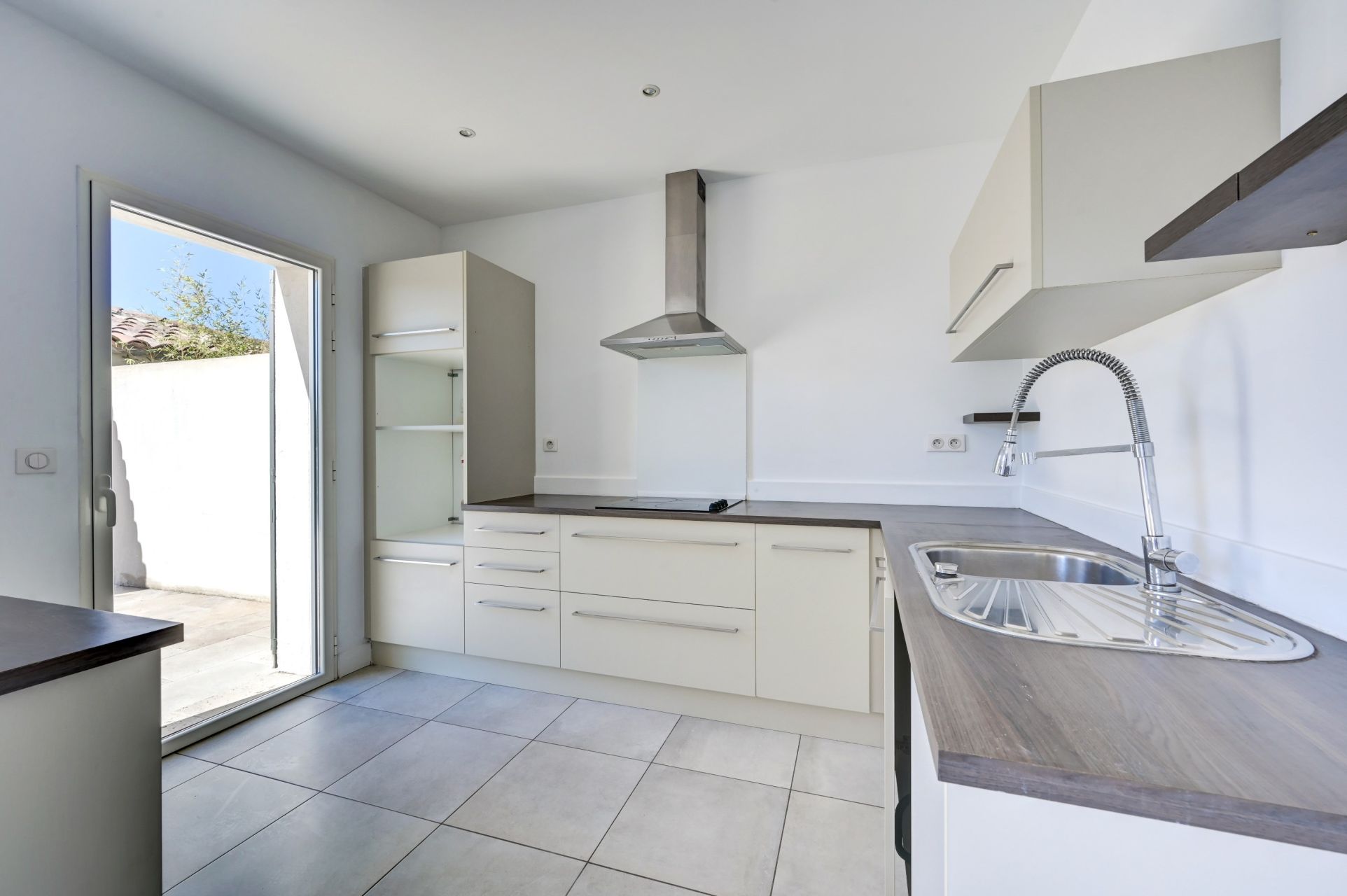 luxury house 5 Rooms for sale on VENTABREN (13122)