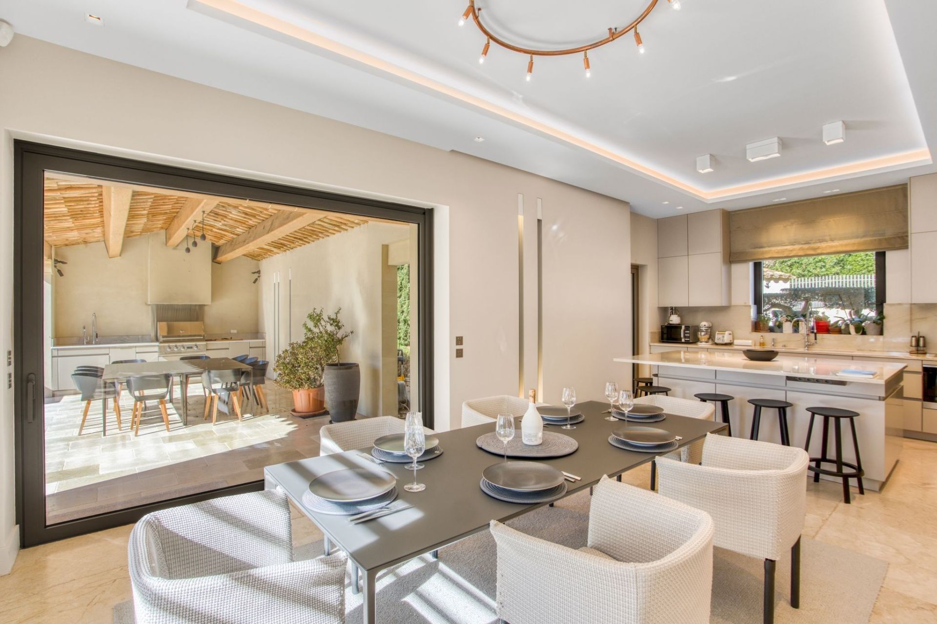 luxury villa 8 Rooms for sale on TOURRETTES (83440)