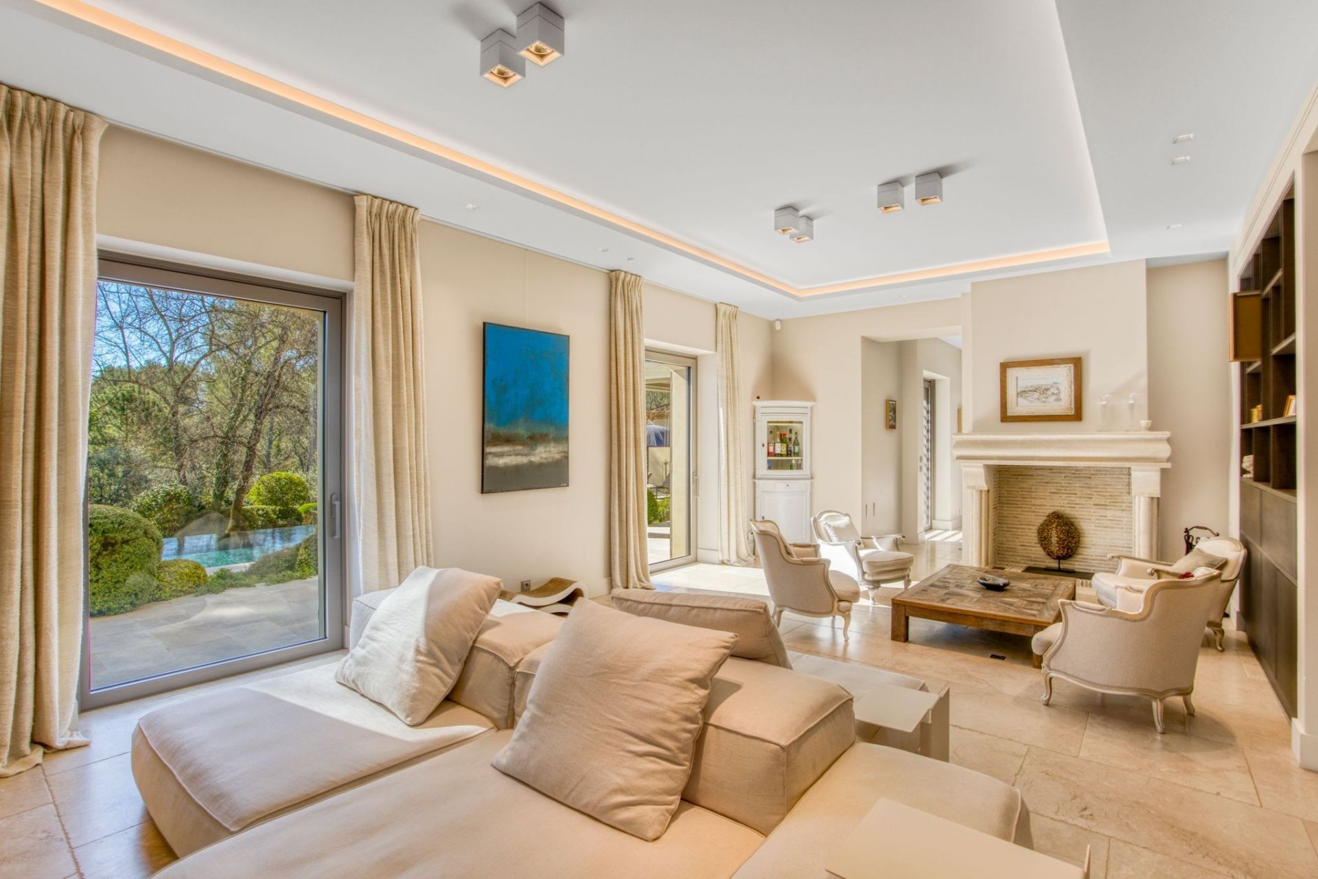 luxury villa 8 Rooms for sale on TOURRETTES (83440)