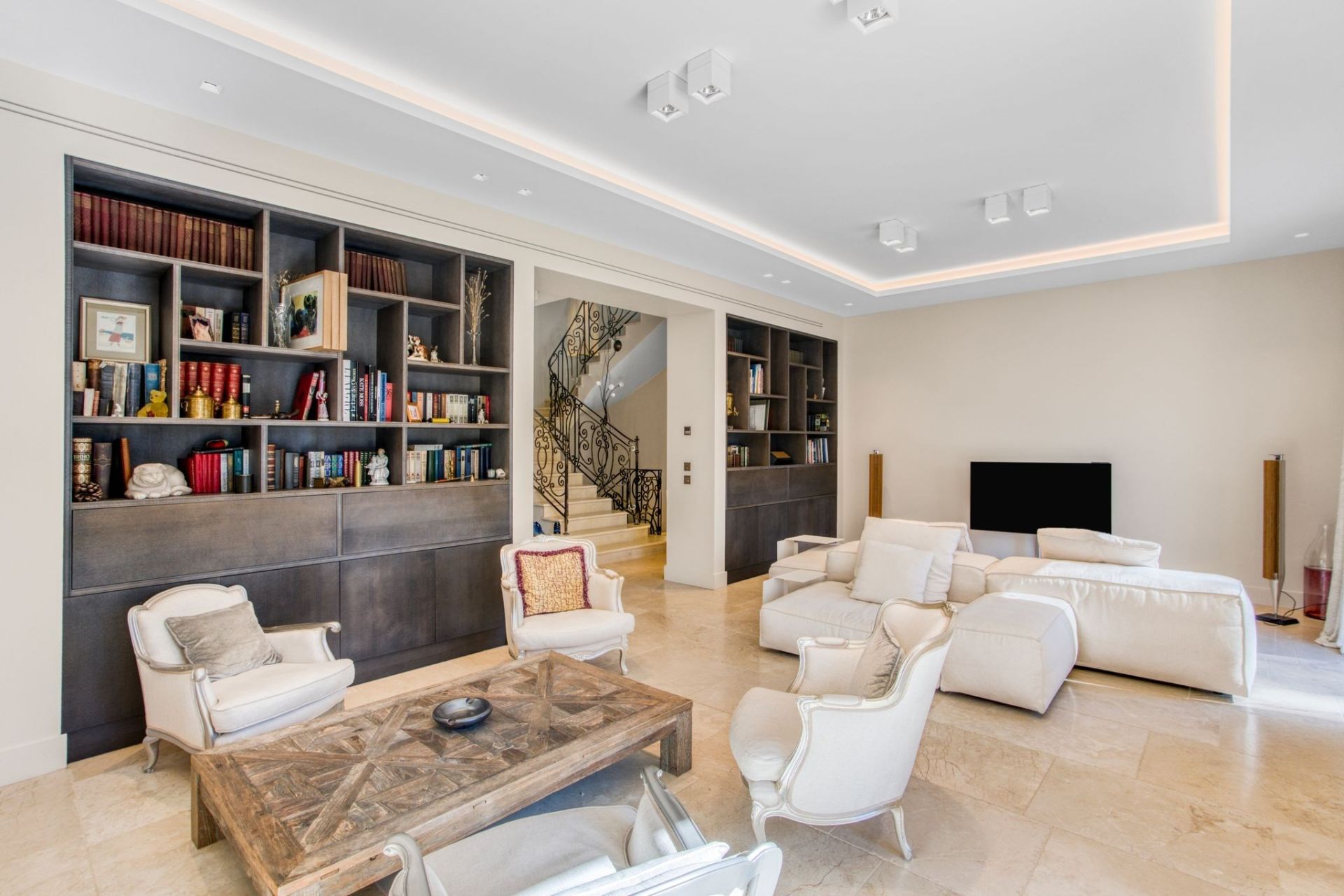 luxury villa 8 Rooms for sale on TOURRETTES (83440)