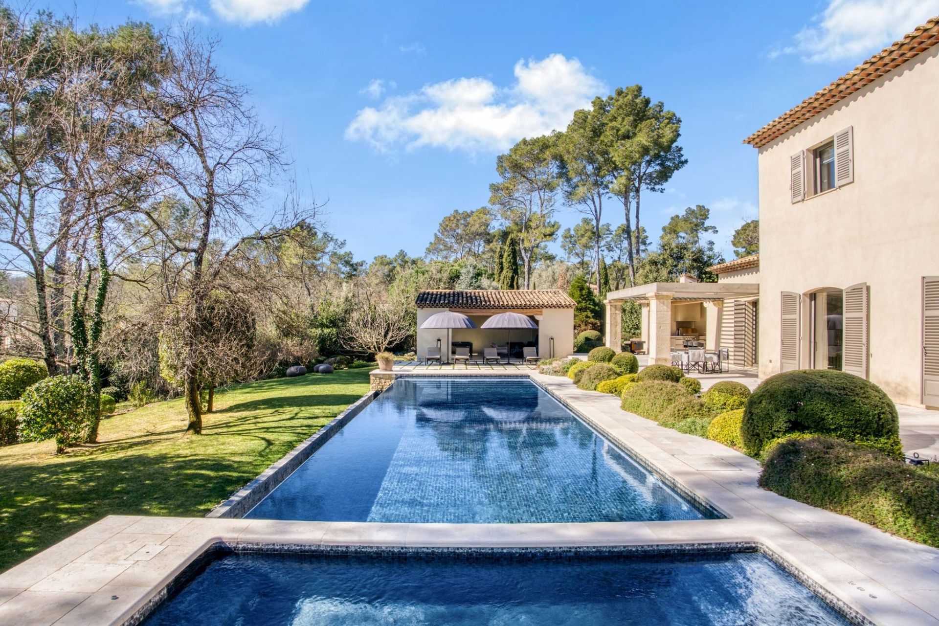 luxury villa 8 Rooms for sale on TOURRETTES (83440)