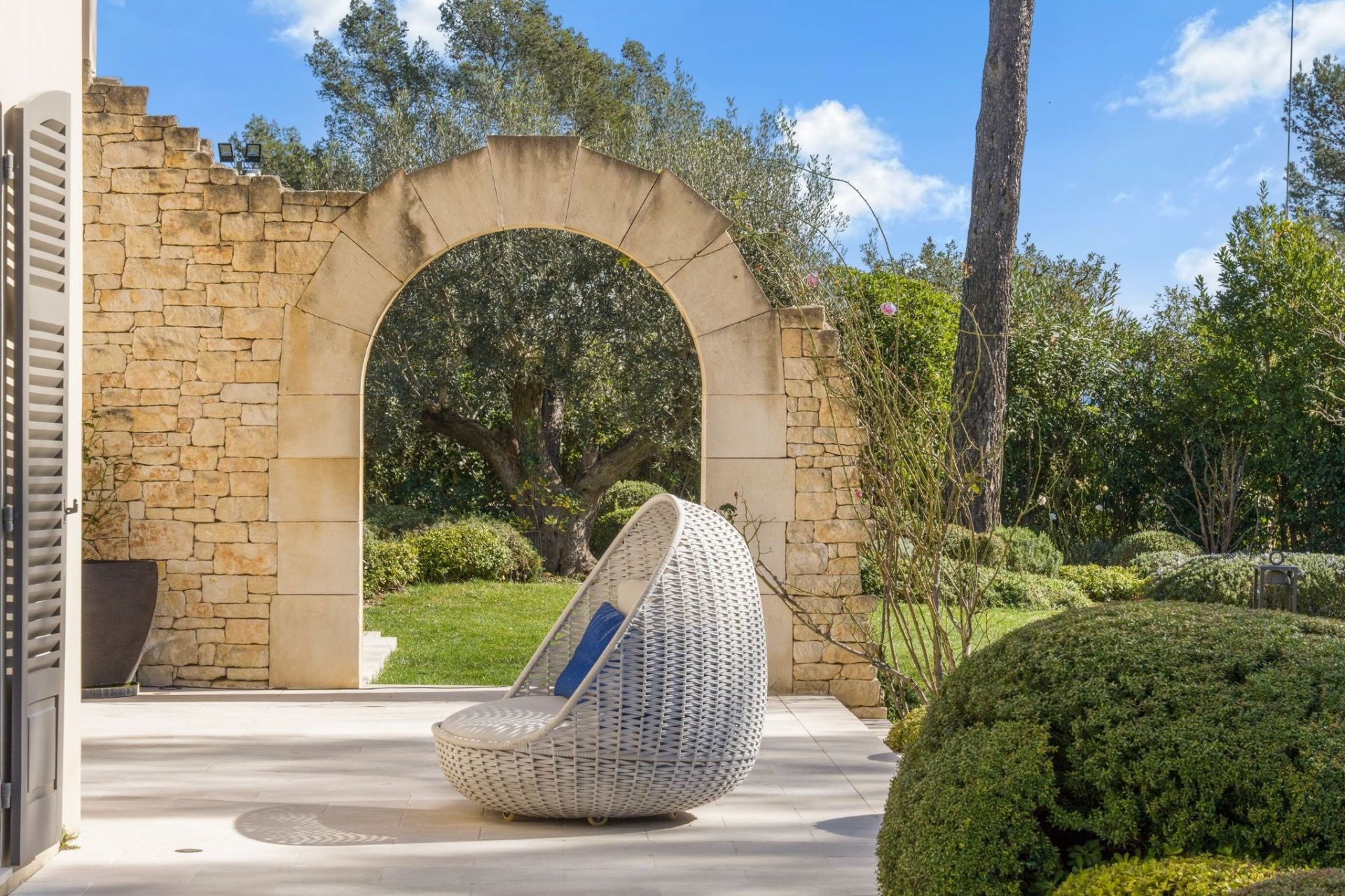 luxury villa 8 Rooms for sale on TOURRETTES (83440)