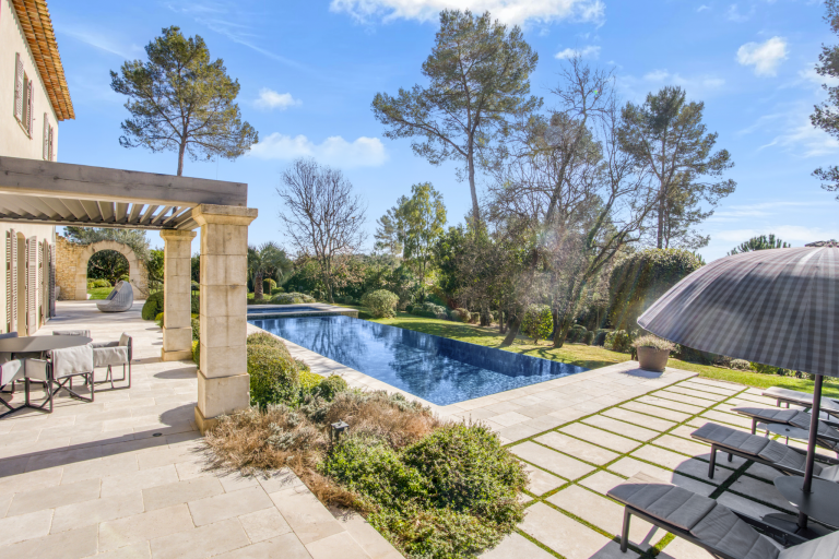 luxury villa 8 Rooms for sale on TOURRETTES (83440)