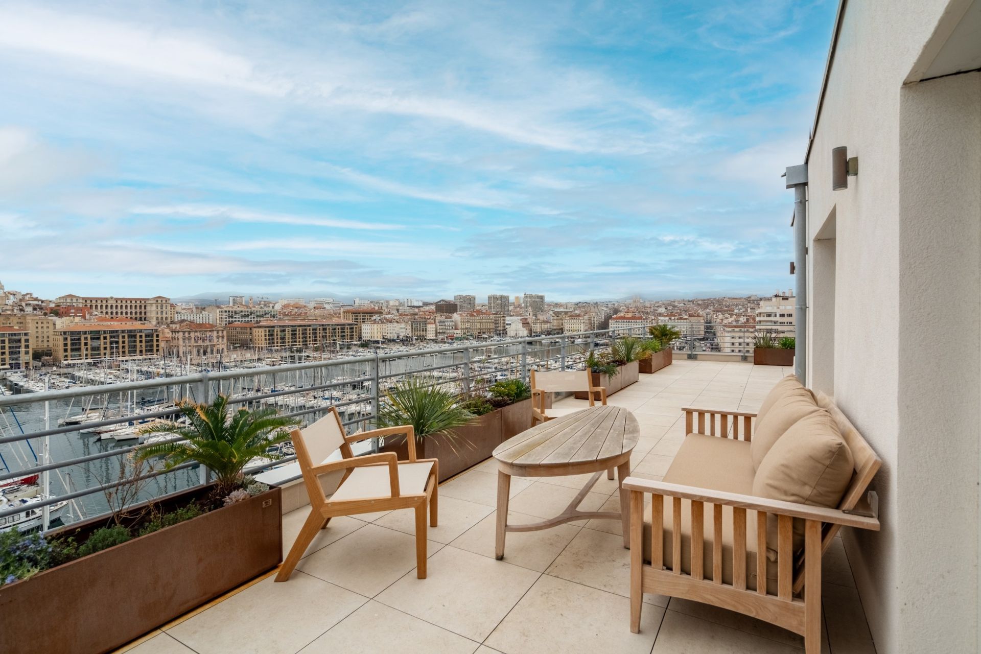 luxury apartment 4 Rooms for rent on MARSEILLE (13007)