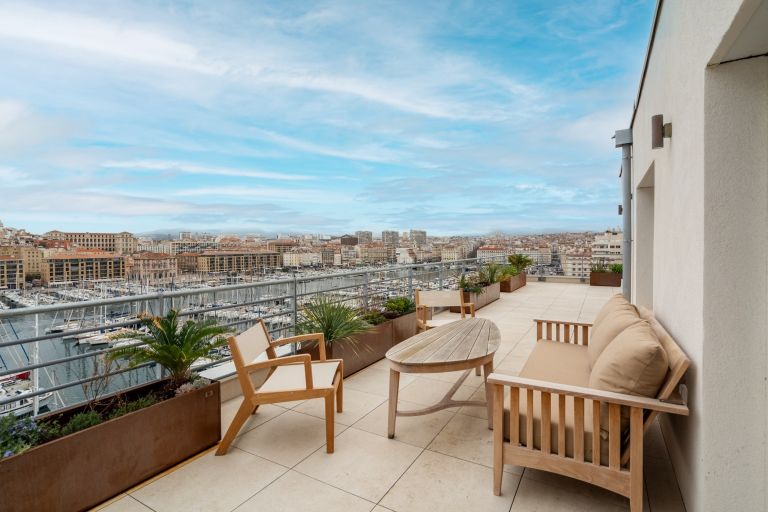 luxury apartment 4 Rooms for rent on MARSEILLE (13007)