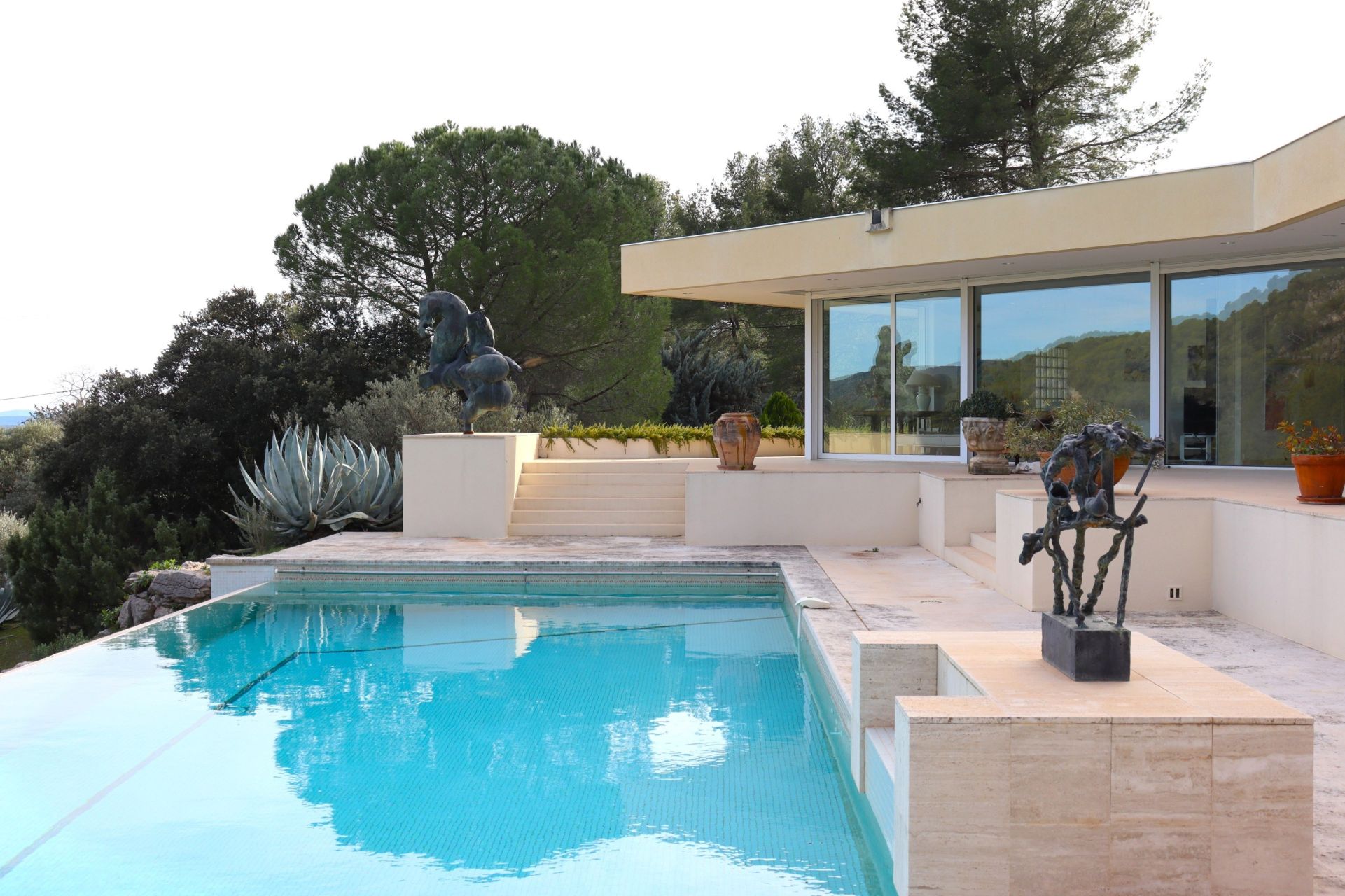 contemporary house 11 Rooms for sale on SALERNES (83690)