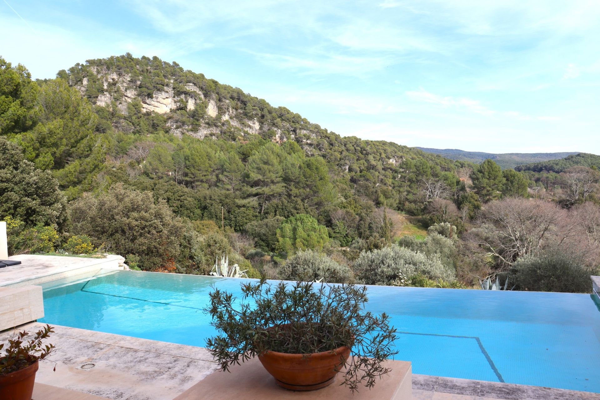 contemporary house 11 Rooms for sale on SALERNES (83690)