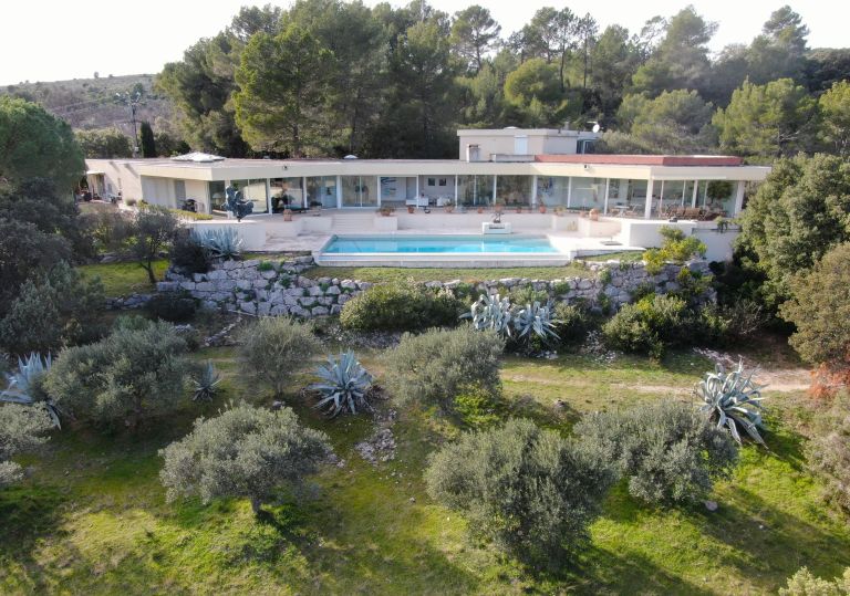 contemporary house 11 Rooms for sale on SALERNES (83690)