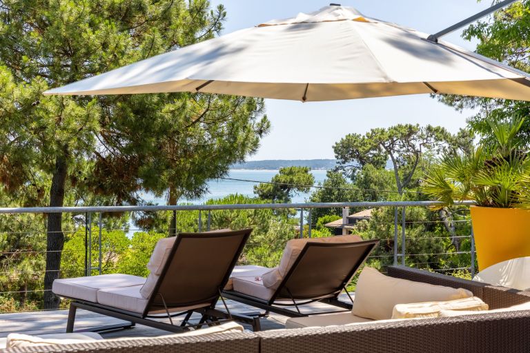 luxury house 6 Rooms for sale on CAP FERRET (33970)