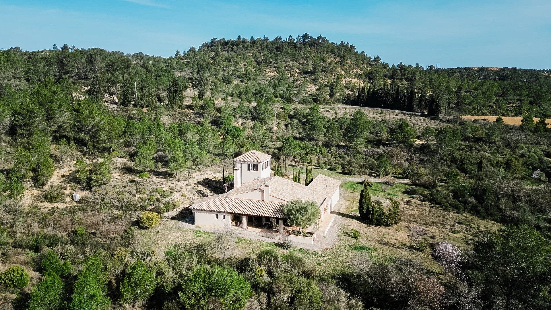 luxury house 5 Rooms for sale on LAGRASSE (11220)