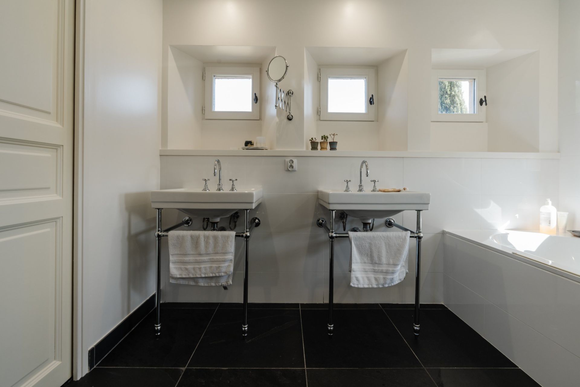 luxury house 5 Rooms for sale on LAGRASSE (11220)