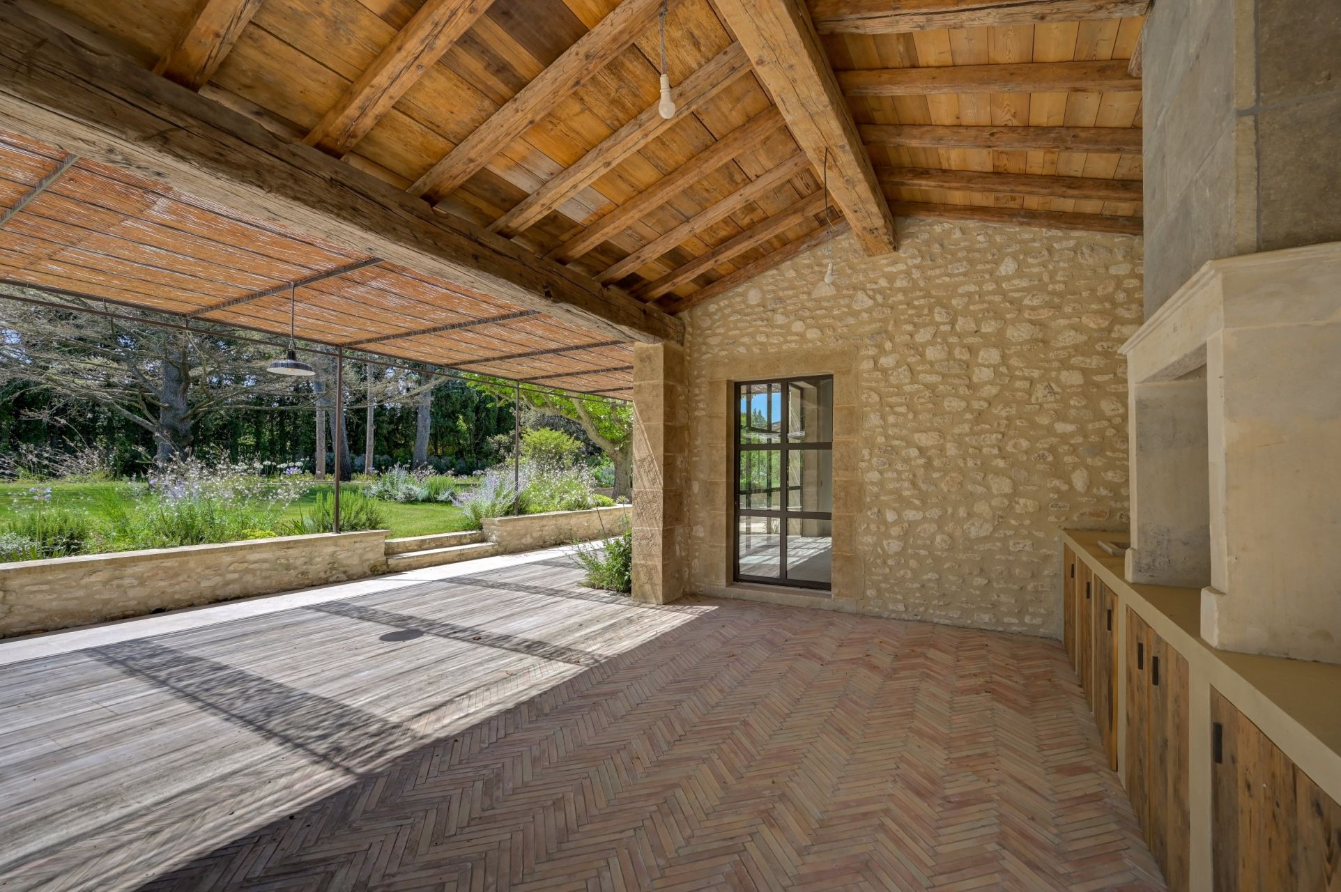 luxury house 8 Rooms for sale on EYGALIERES (13810)