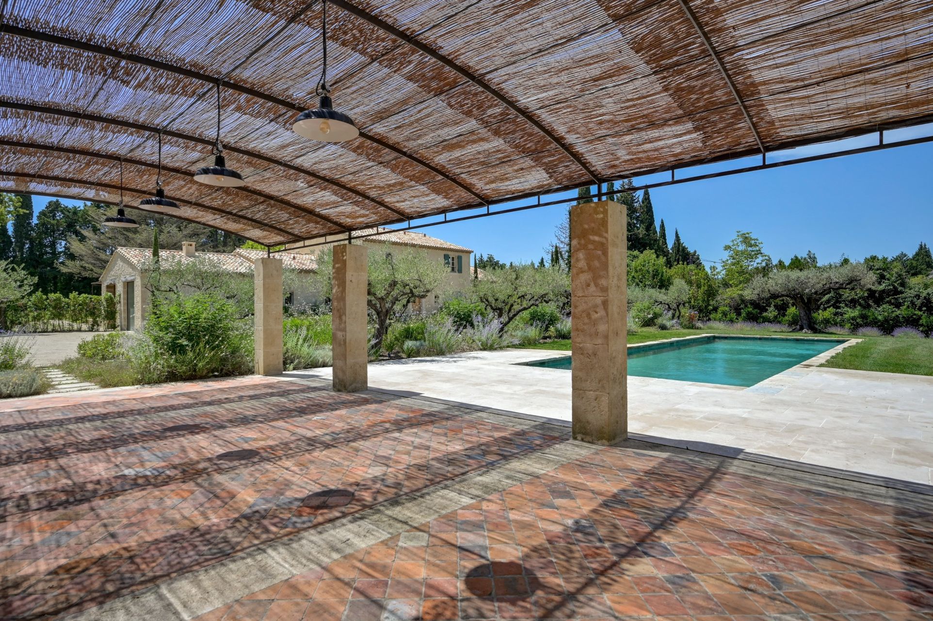 luxury house 8 Rooms for sale on EYGALIERES (13810)