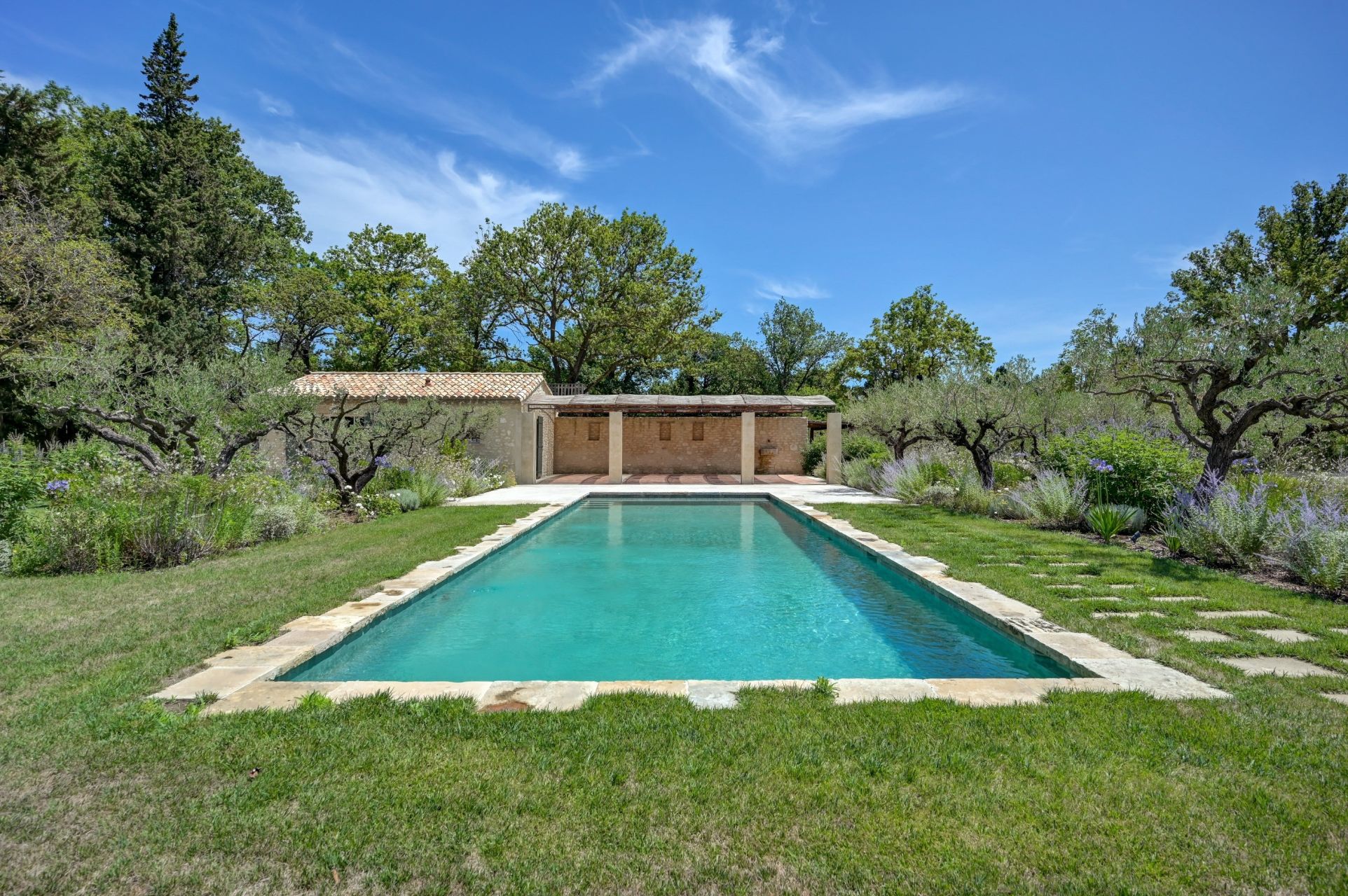 luxury house 8 Rooms for sale on EYGALIERES (13810)